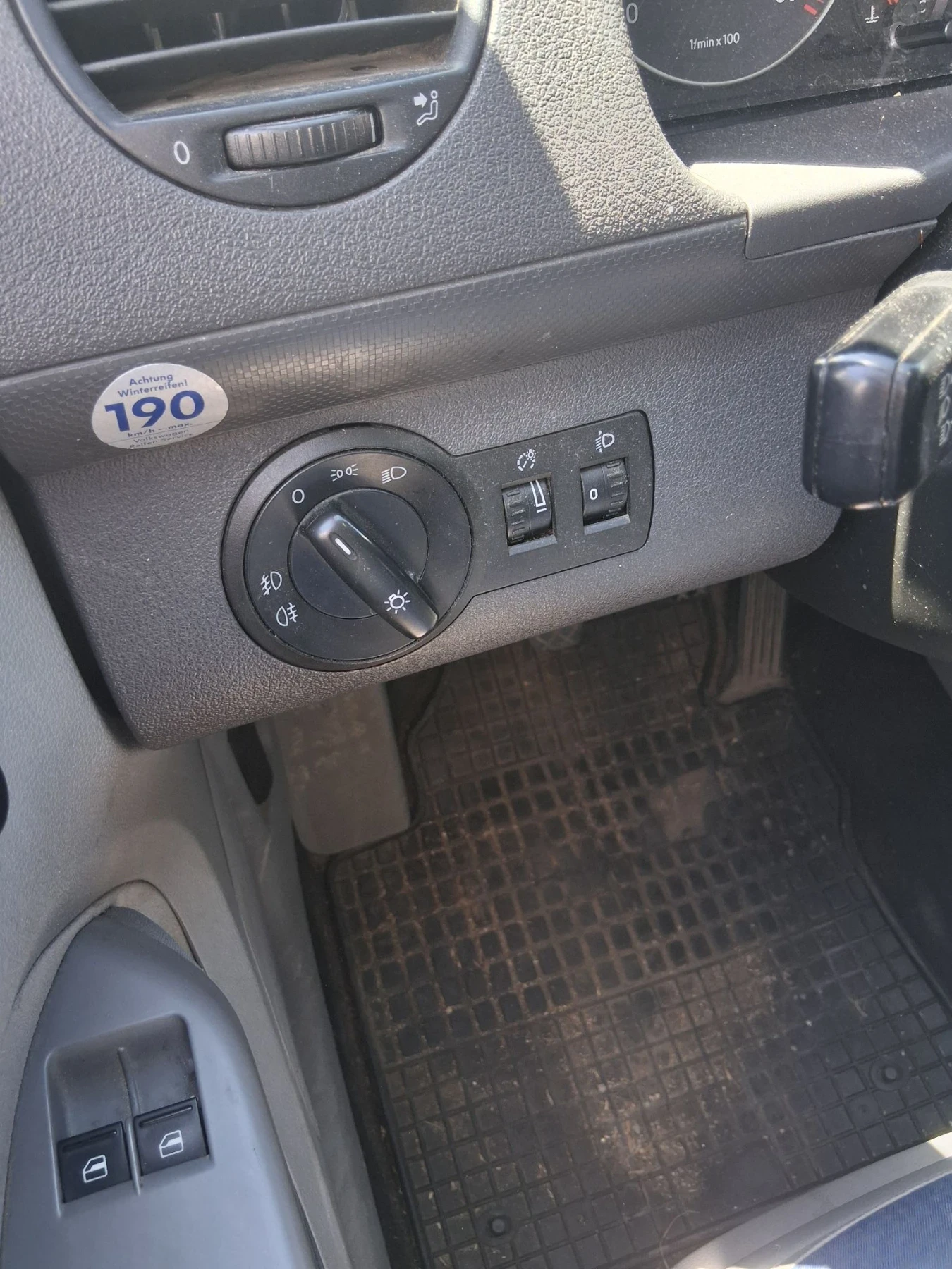 VW Caddy 1.9  TDI  LIFE 7 места , снимка 9 - Автомобили и джипове - 55679759