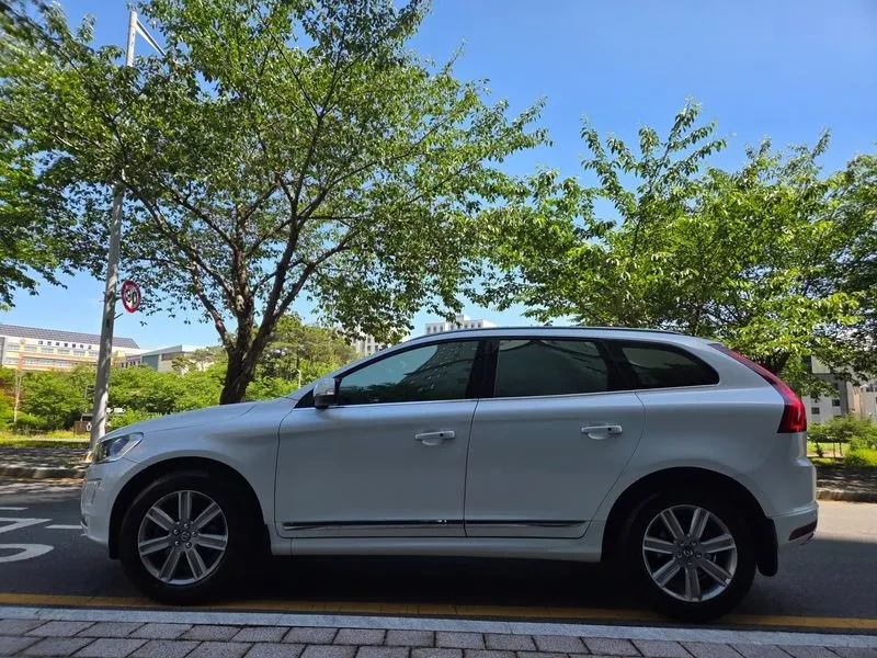 Volvo XC60 D4 2.0L, снимка 15 - Автомобили и джипове - 55562271