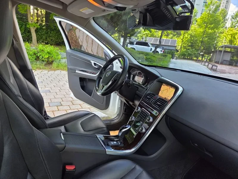 Volvo XC60 D4 2.0L, снимка 14 - Автомобили и джипове - 55562271