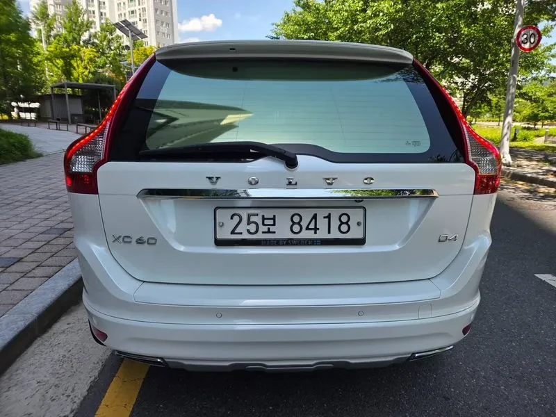 Volvo XC60 D4 2.0L, снимка 4 - Автомобили и джипове - 55562271