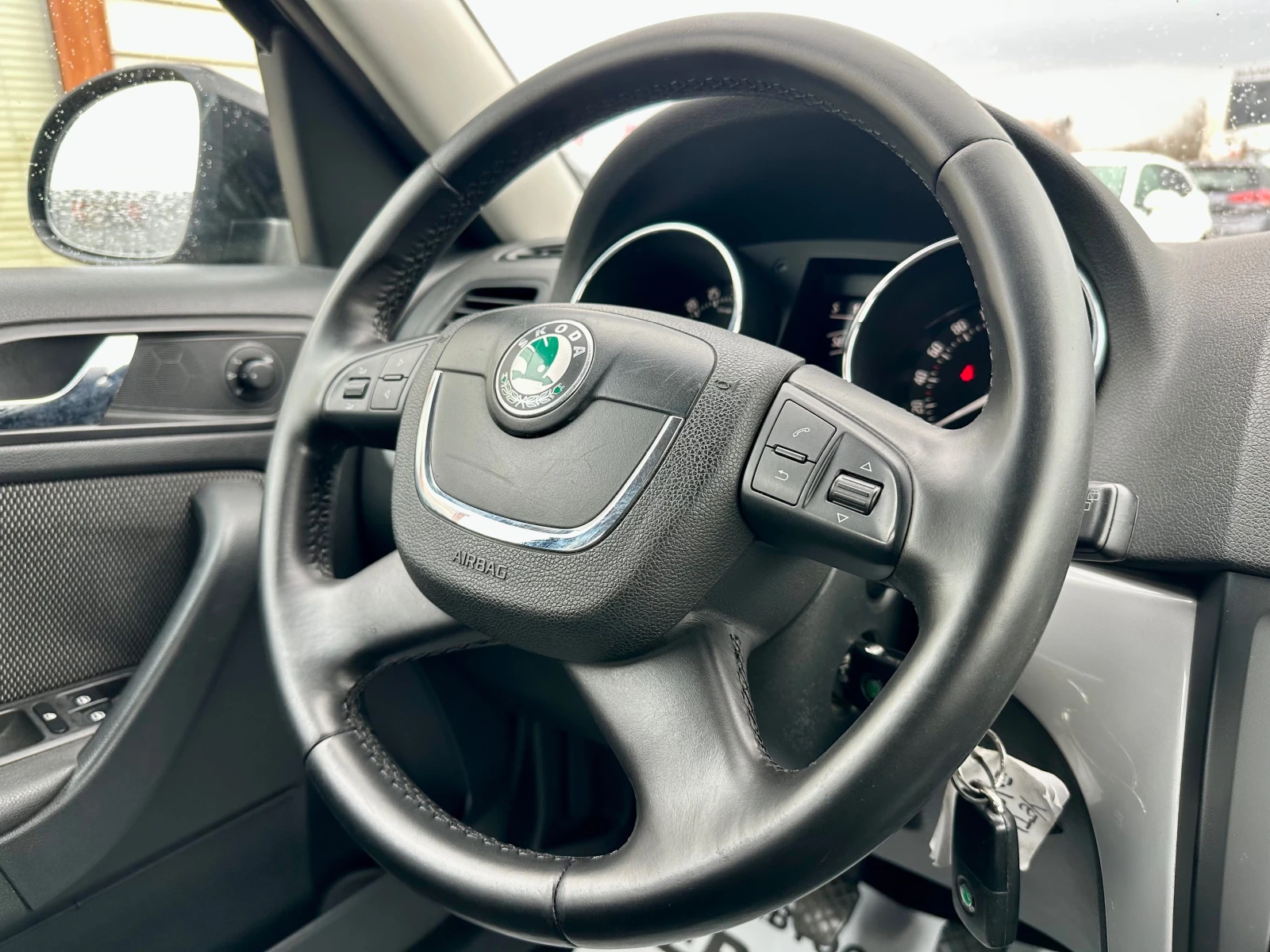 Skoda Yeti 1.6 TDI GREENLINE, снимка 11 - Автомобили и джипове - 53923769