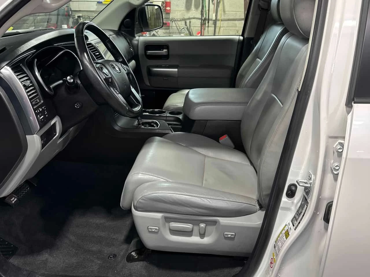 Toyota Sequoia * Limited * 7 МЕСТЕН * 2 КЛЮЧА * ПОДГРЕВИ, снимка 11 - Автомобили и джипове - 54217954