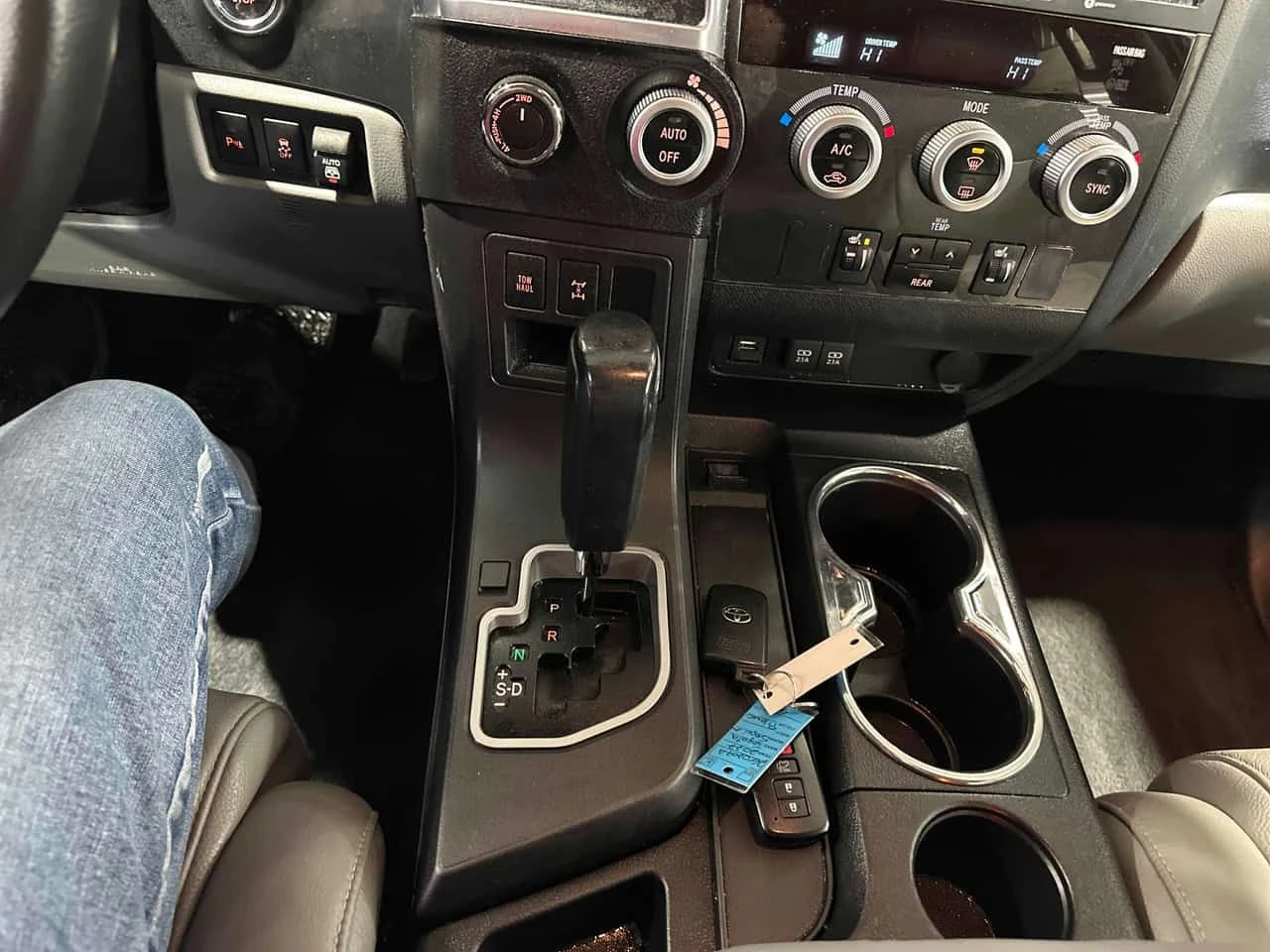 Toyota Sequoia * Limited * 7 МЕСТЕН * 2 КЛЮЧА * ПОДГРЕВИ, снимка 9 - Автомобили и джипове - 54217954