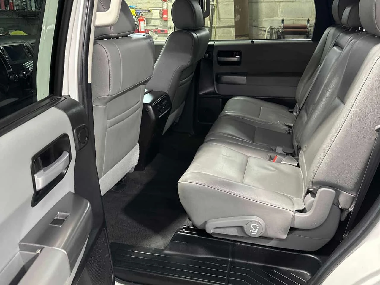 Toyota Sequoia * Limited * 7 МЕСТЕН * 2 КЛЮЧА * ПОДГРЕВИ, снимка 13 - Автомобили и джипове - 54217954