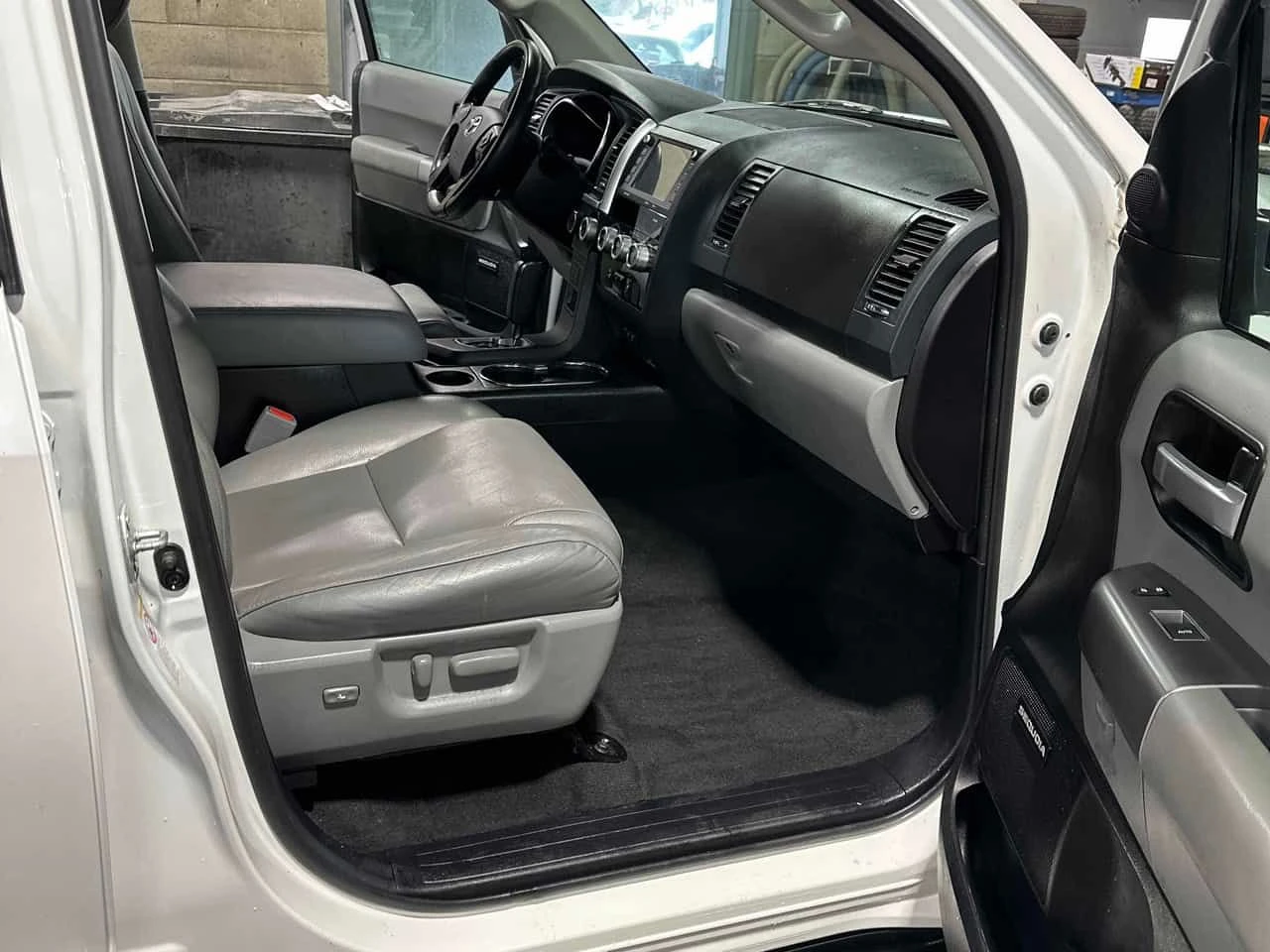 Toyota Sequoia * Limited * 7 МЕСТЕН * 2 КЛЮЧА * ПОДГРЕВИ, снимка 16 - Автомобили и джипове - 54217954