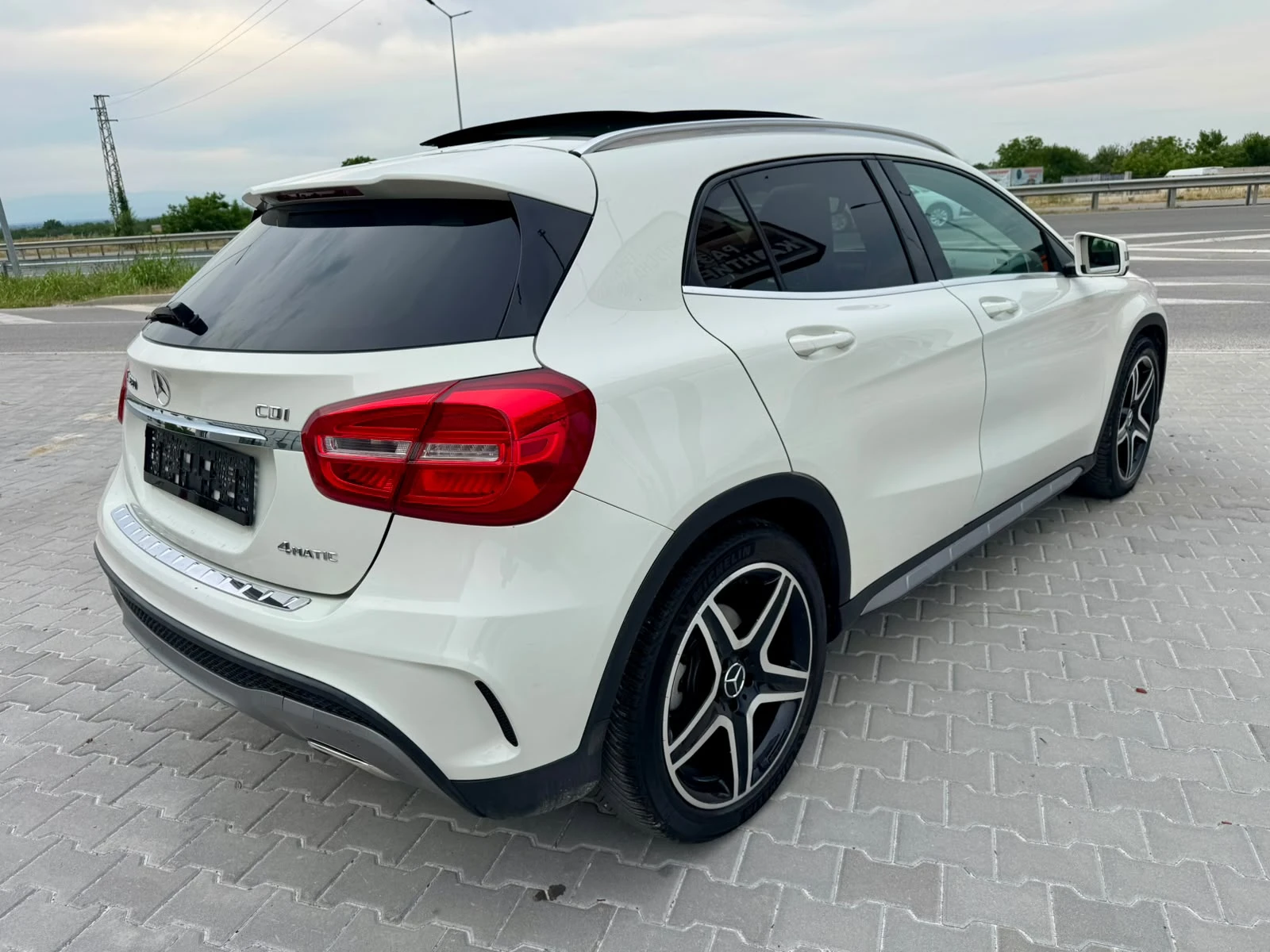 Mercedes-Benz GLA 220 AMG::4Matic::PANO::Harman/Kardon, снимка 3 - Автомобили и джипове - 54879120