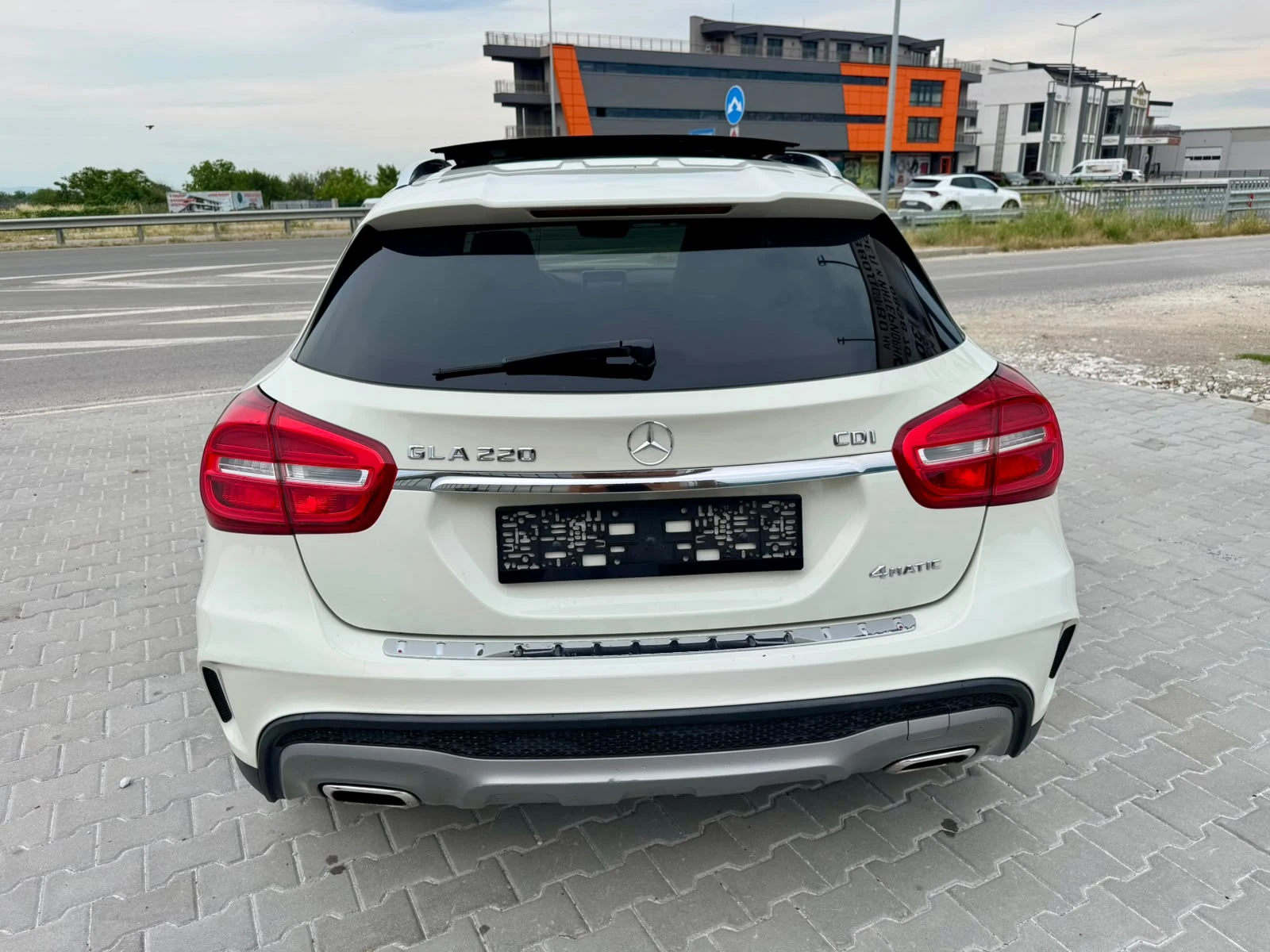 Mercedes-Benz GLA 220 AMG::4Matic::PANO::Harman/Kardon, снимка 4 - Автомобили и джипове - 54879120