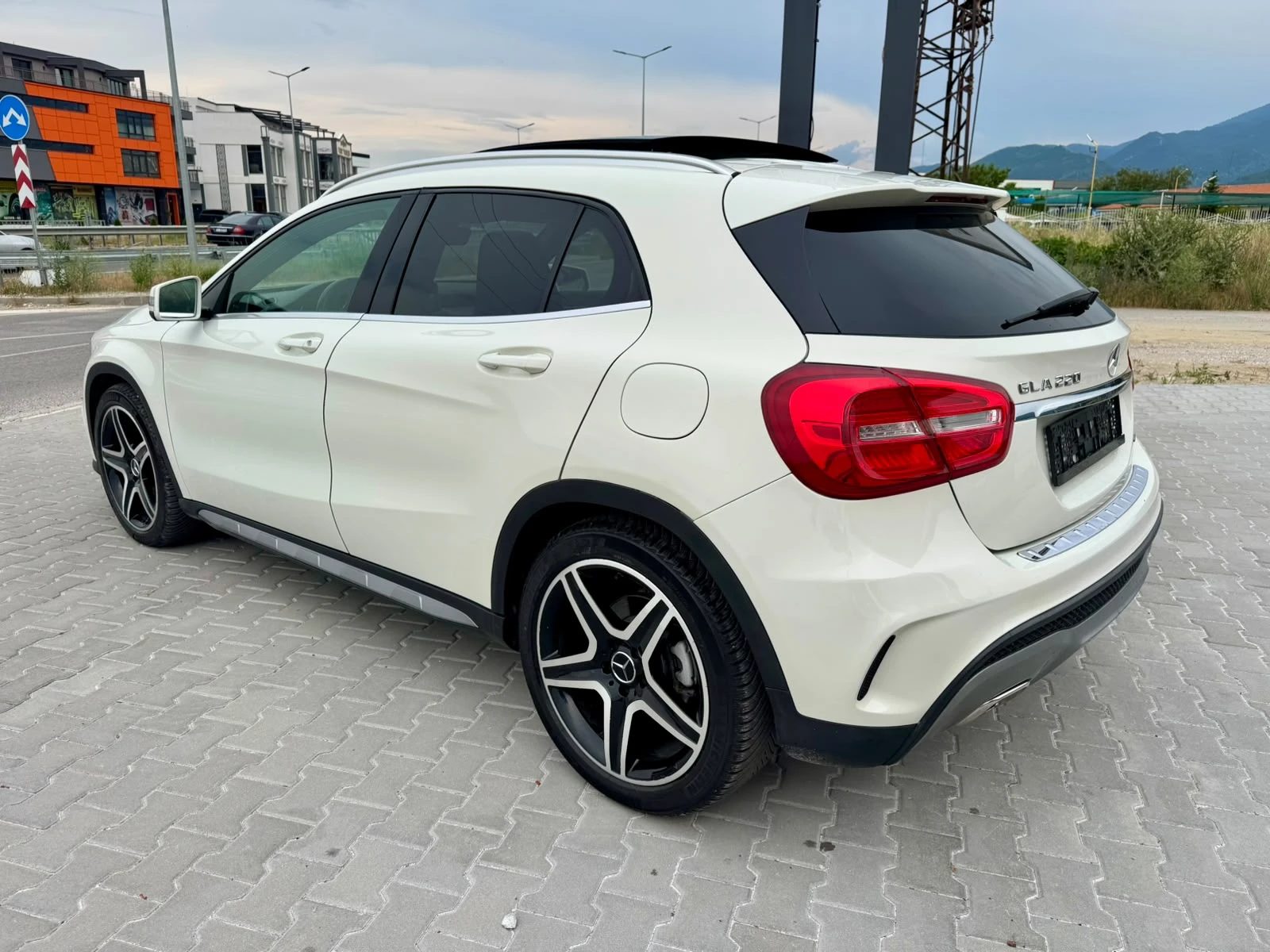 Mercedes-Benz GLA 220 AMG::4Matic::PANO::Harman/Kardon, снимка 5 - Автомобили и джипове - 54879120