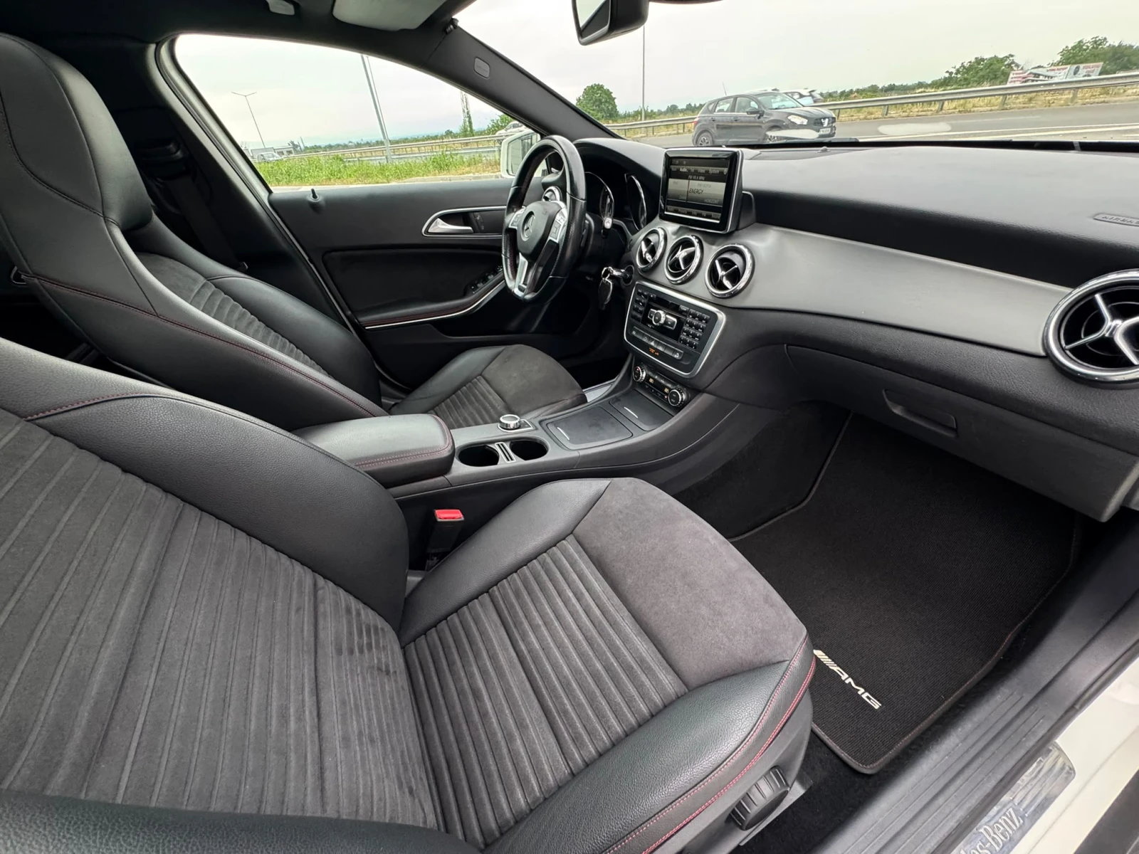 Mercedes-Benz GLA 220 AMG::4Matic::PANO::Harman/Kardon, снимка 9 - Автомобили и джипове - 54879120