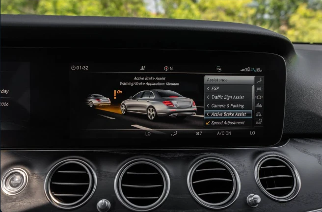 Mercedes-Benz E 300 КАФЯВА КОЖА/BURMESTER/360 CAMERA/ ADAPT. CR/PANO/, снимка 17 - Автомобили и джипове - 55630453