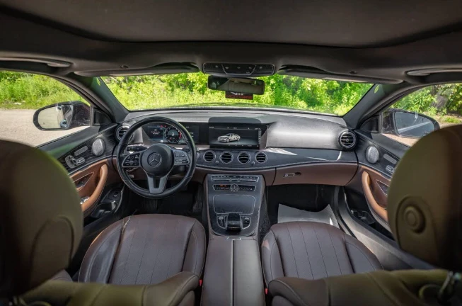 Mercedes-Benz E 300 КАФЯВА КОЖА/BURMESTER/360 CAMERA/ ADAPT. CR/PANO/, снимка 12 - Автомобили и джипове - 55630453