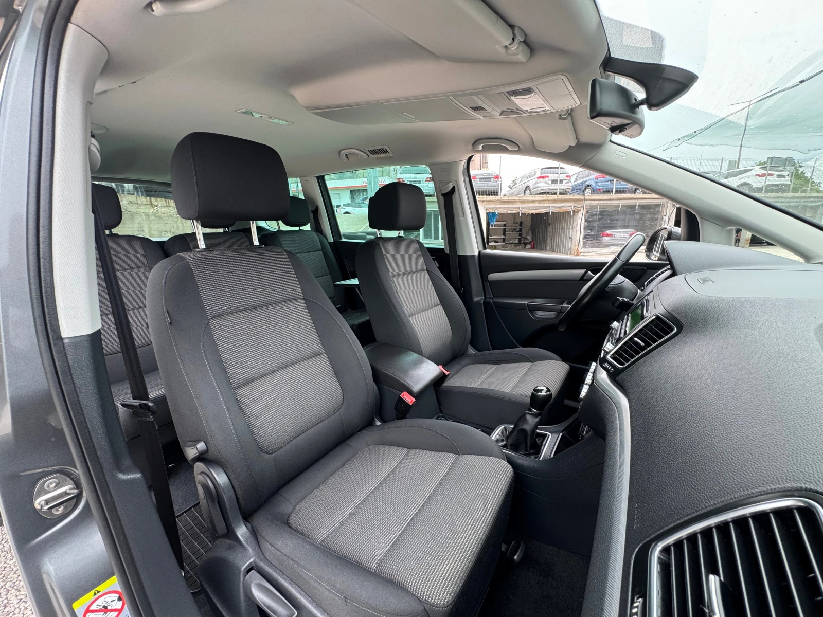 VW Sharan 2.0TDI-ОБСЛУЖЕН, снимка 13 - Автомобили и джипове - 54477815