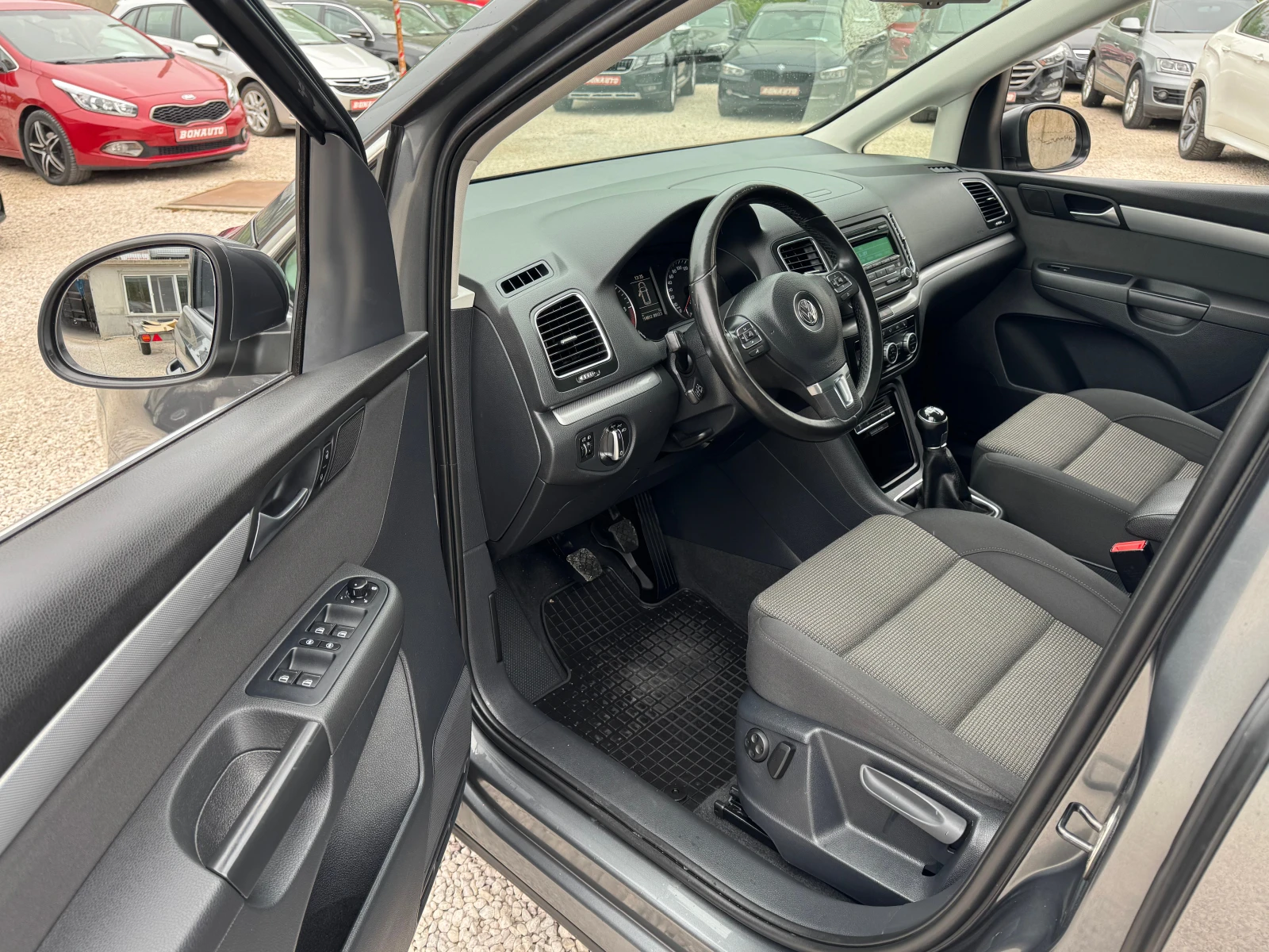 VW Sharan 2.0TDI-ОБСЛУЖЕН, снимка 10 - Автомобили и джипове - 54477815