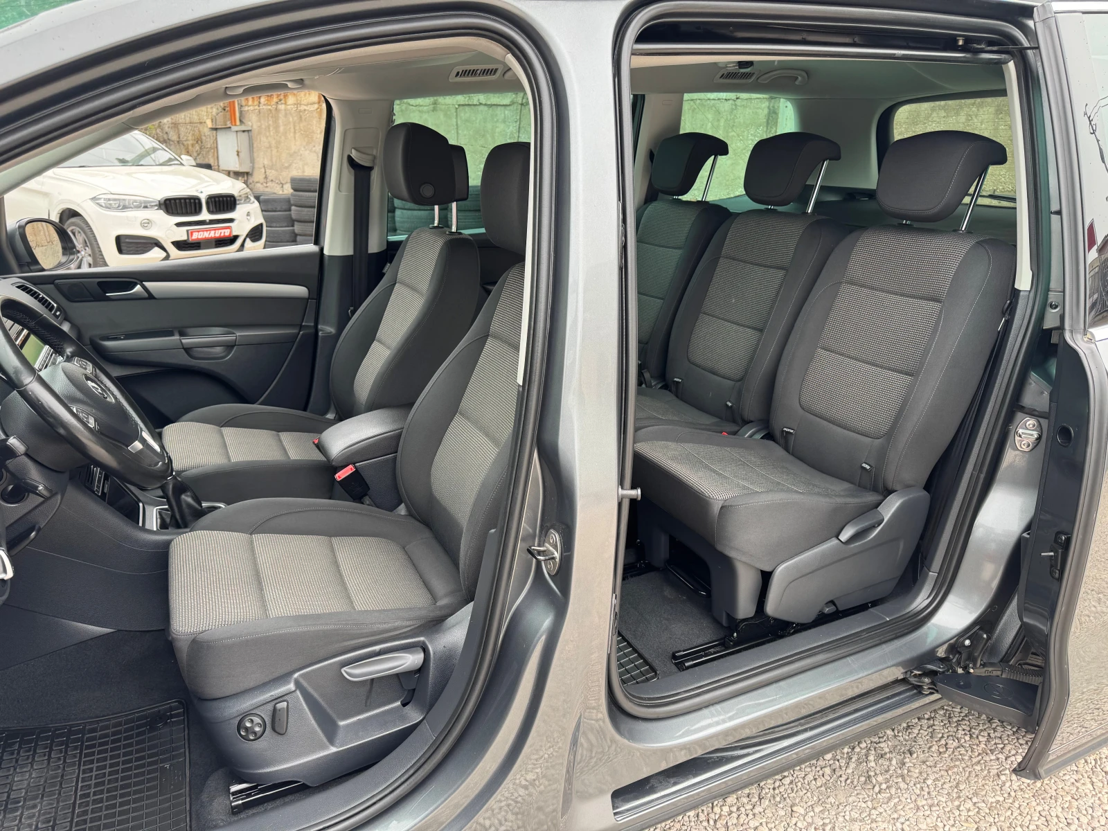 VW Sharan 2.0TDI-ОБСЛУЖЕН, снимка 11 - Автомобили и джипове - 54477815
