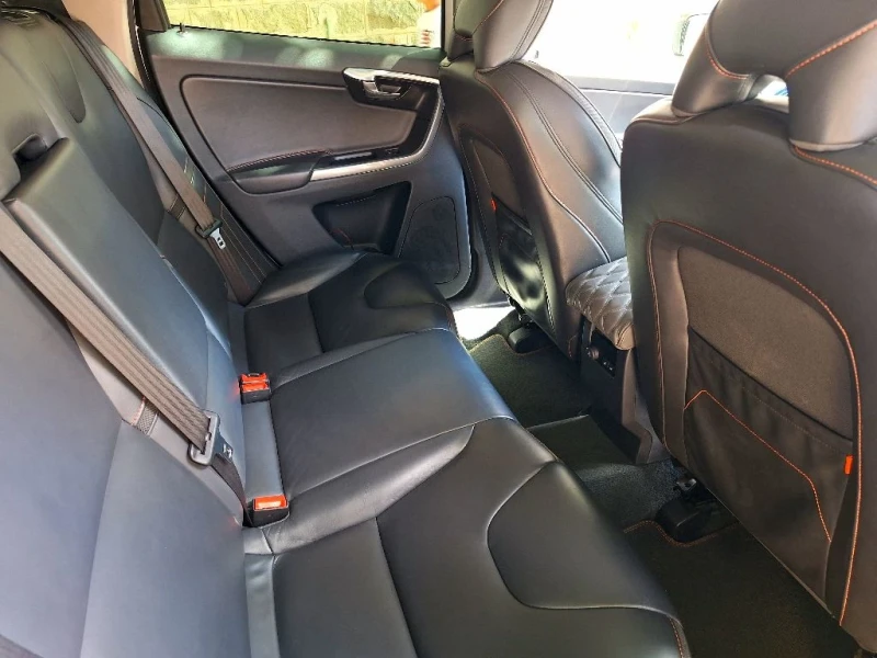 Volvo XC60 2.4 D5 220hp 4x4, снимка 10 - Автомобили и джипове - 51496140