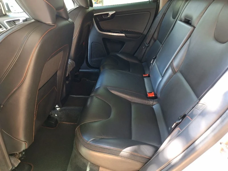 Volvo XC60 2.4 D5 220hp 4x4, снимка 11 - Автомобили и джипове - 51496140