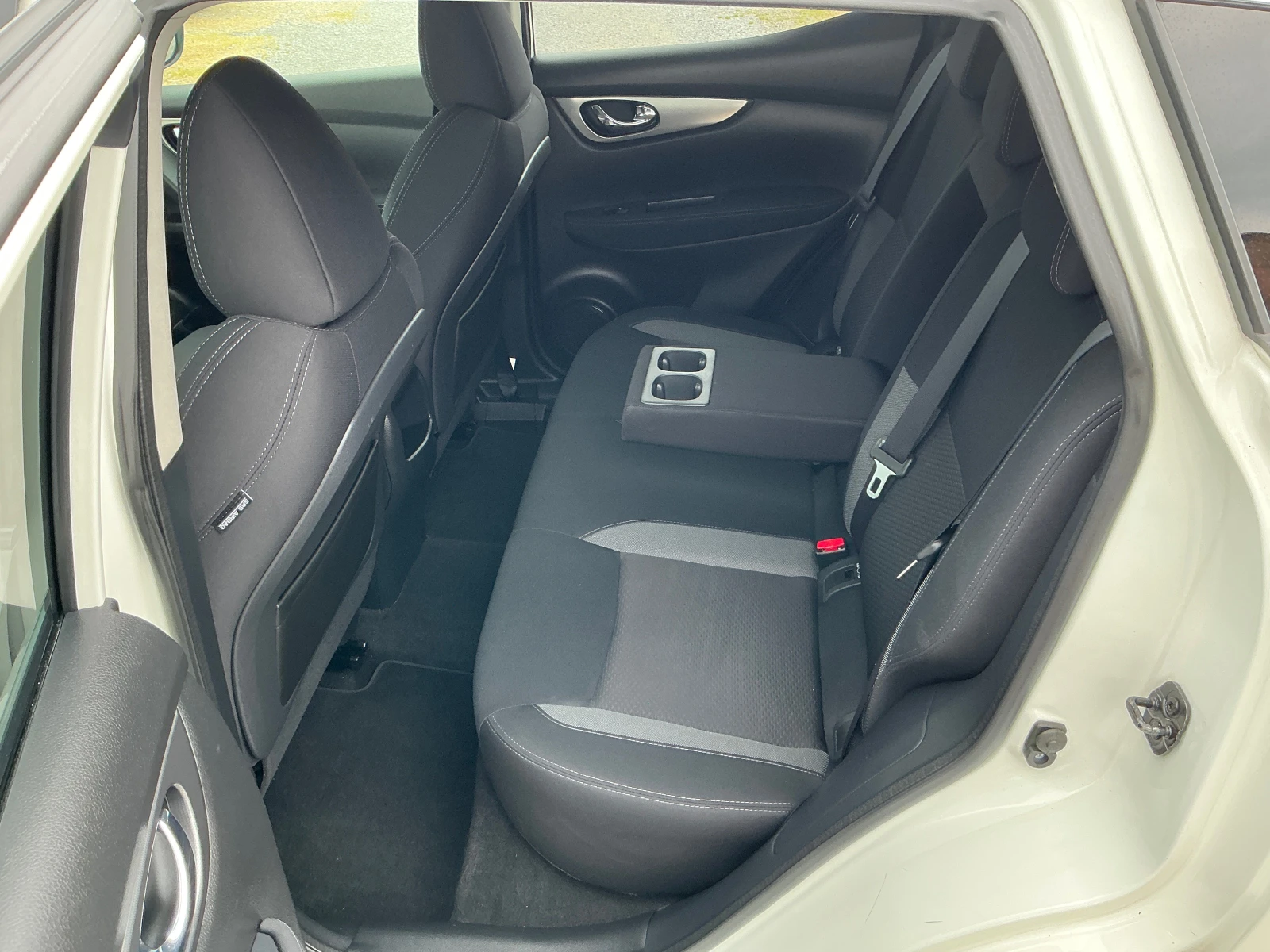 Nissan Qashqai 1.6 DCI, снимка 15 - Автомобили и джипове - 54640983
