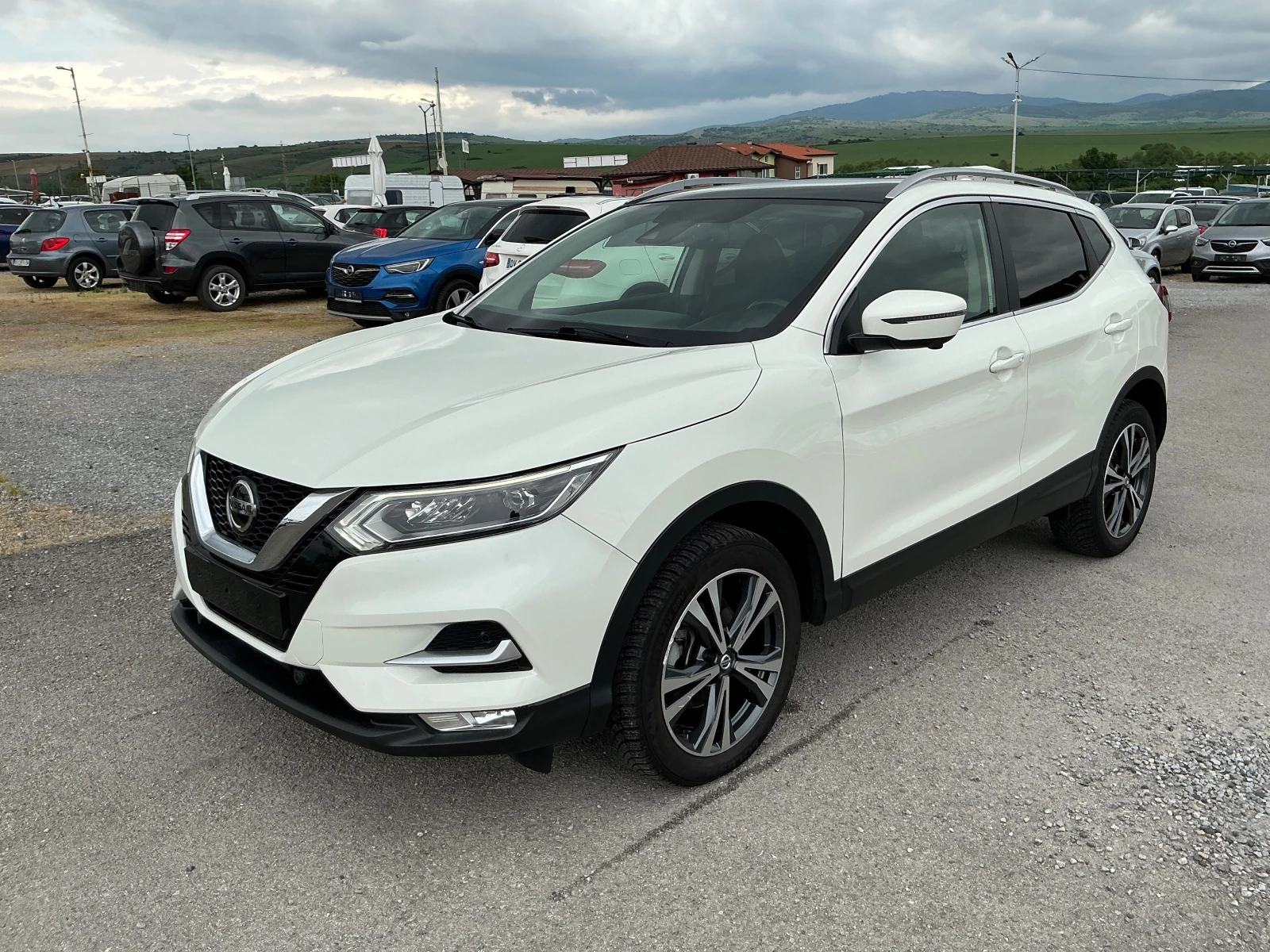 Nissan Qashqai 1.6 DCI, снимка 3 - Автомобили и джипове - 54640983