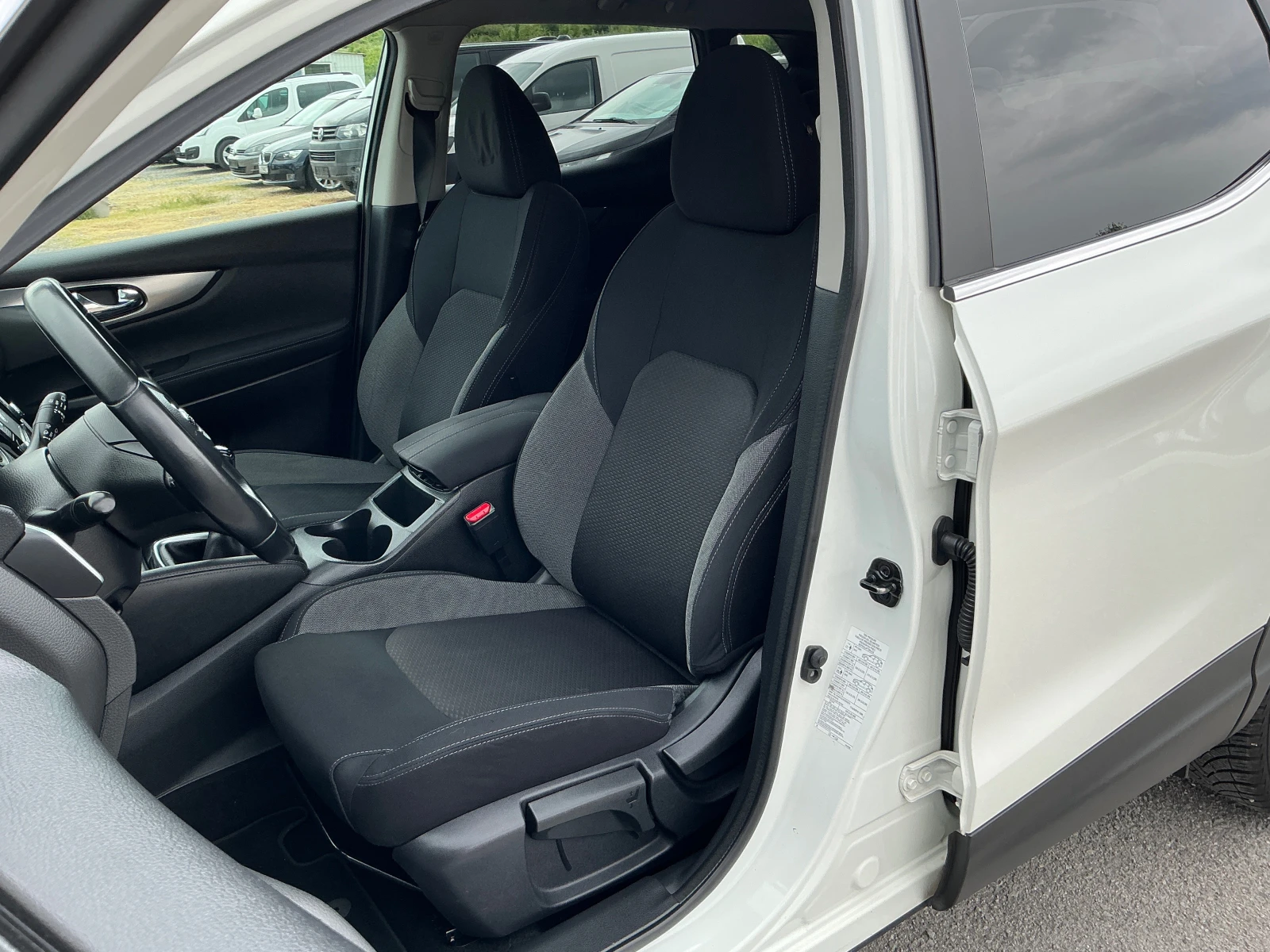 Nissan Qashqai 1.6 DCI, снимка 14 - Автомобили и джипове - 54640983