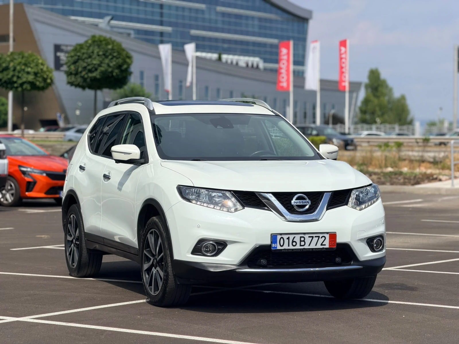 Nissan X-trail 1.6 бензин 7 места Лизинг Уникредит по 230 евро, снимка 2 - Автомобили и джипове - 55801053