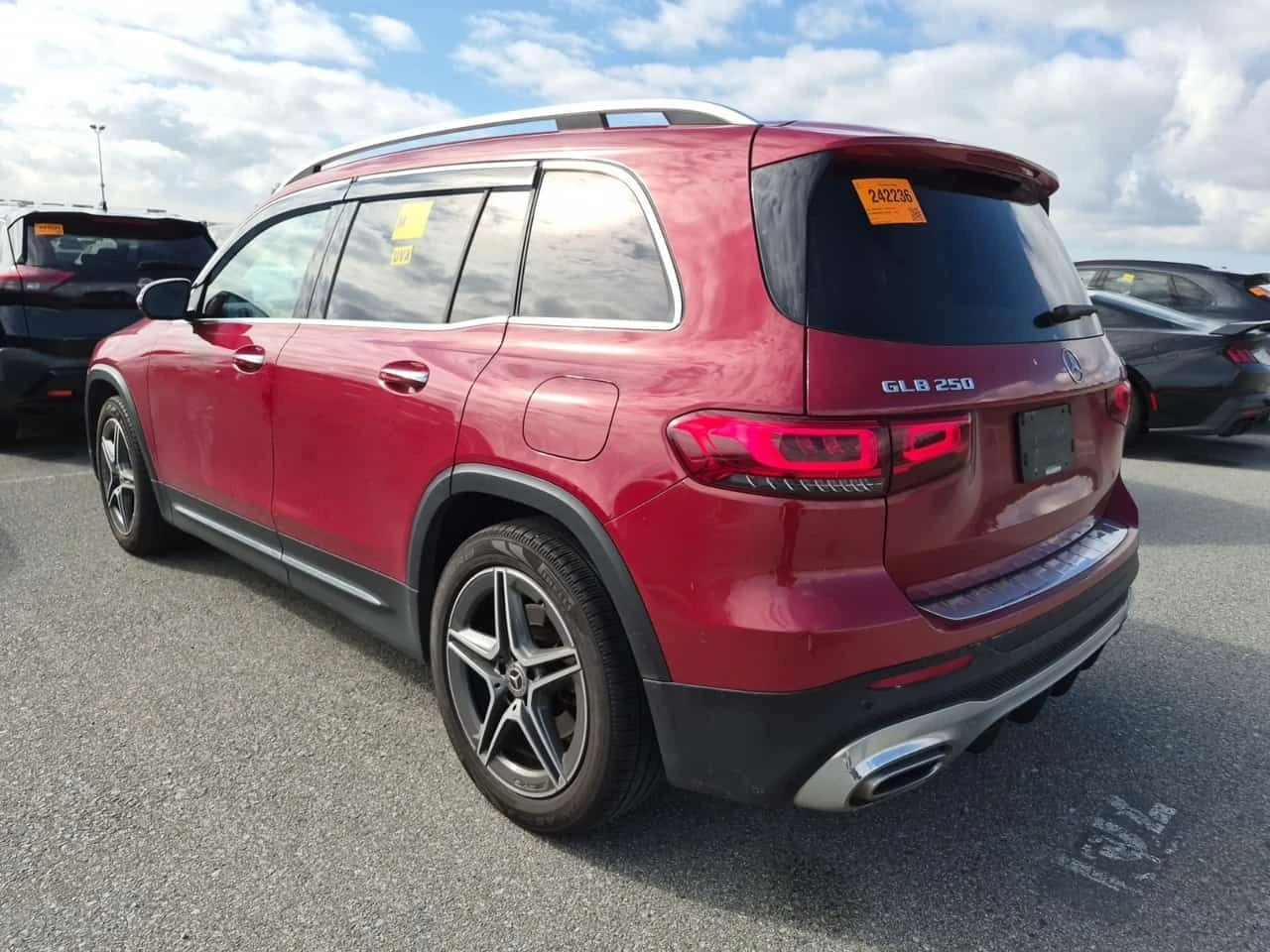 Mercedes-Benz GLB 250 AMG-PACK| ALCANTARA| PANO| 2 КЛЮЧА| , снимка 4 - Автомобили и джипове - 56324150