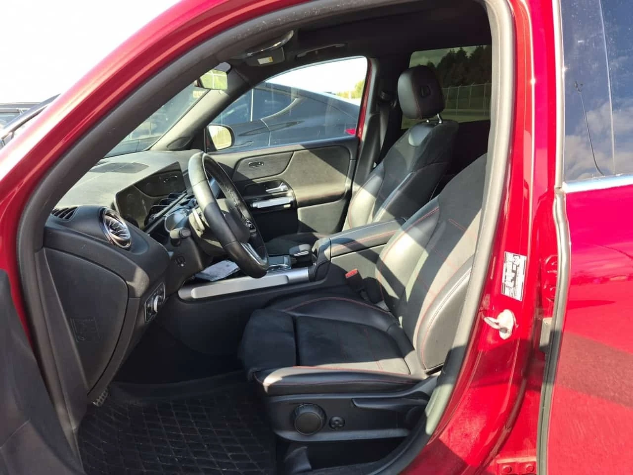 Mercedes-Benz GLB 250 AMG-PACK| ALCANTARA| PANO| 2 КЛЮЧА| , снимка 5 - Автомобили и джипове - 56324150