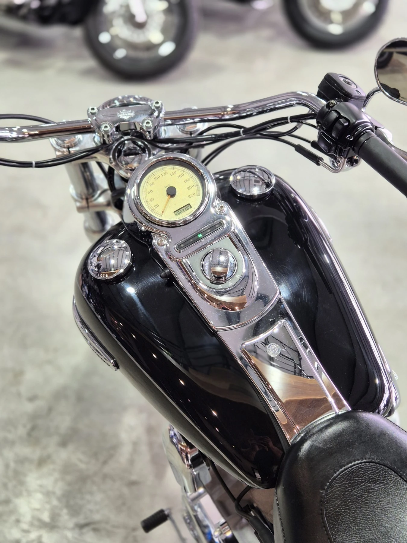 Harley-Davidson Dyna SUPER GLIDE 96inch 23000км!Нов внос от Швейцария!, снимка 16 - Мотоциклети и мототехника - 56231858