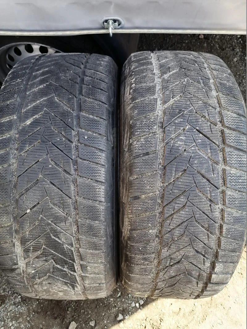 Гуми Зимни 255/45R18, снимка 1 - Гуми и джанти - 32080052