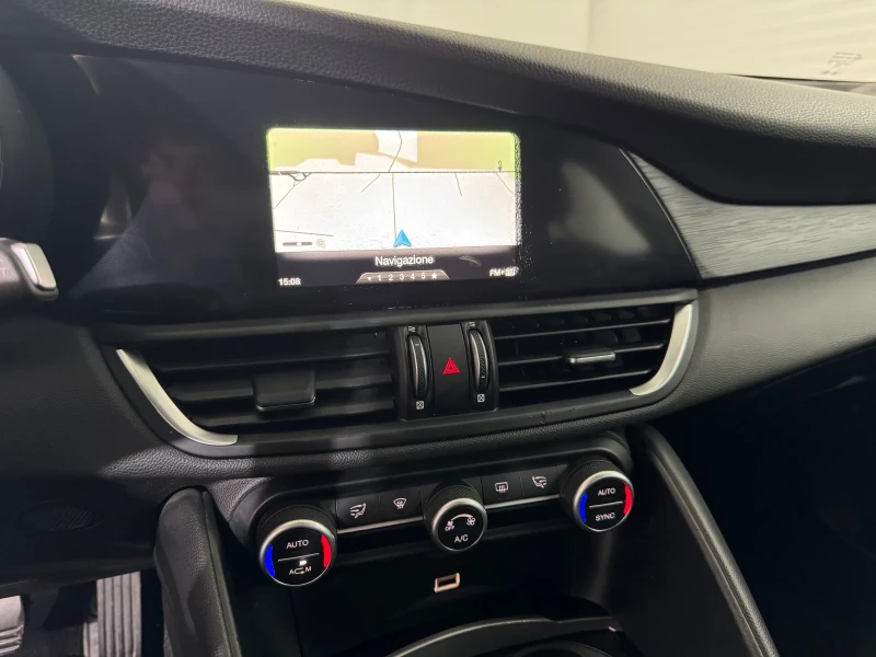 Alfa Romeo Giulia 2.2 JTD AUTOMATIC - BUSINESS, снимка 12 - Автомобили и джипове - 52323189