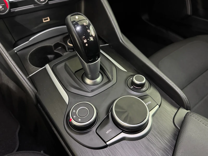 Alfa Romeo Giulia 2.2 JTD AUTOMATIC - BUSINESS, снимка 11 - Автомобили и джипове - 52323189