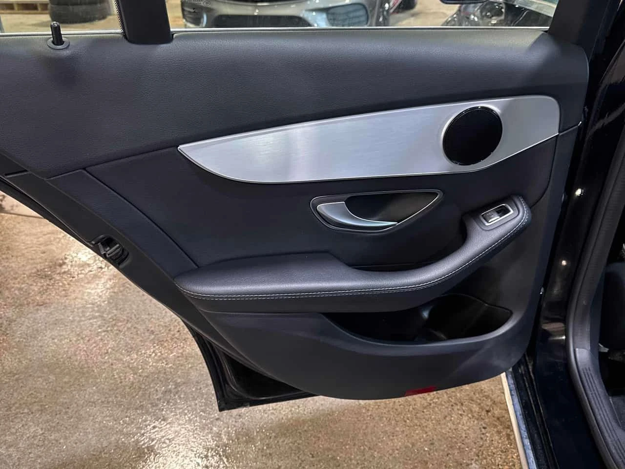 Mercedes-Benz C 300 * CARFAX * * KEYLESS ENTRY* * ПАНОРАМА* * ПОДГРЕВ*, снимка 11 - Автомобили и джипове - 54057411