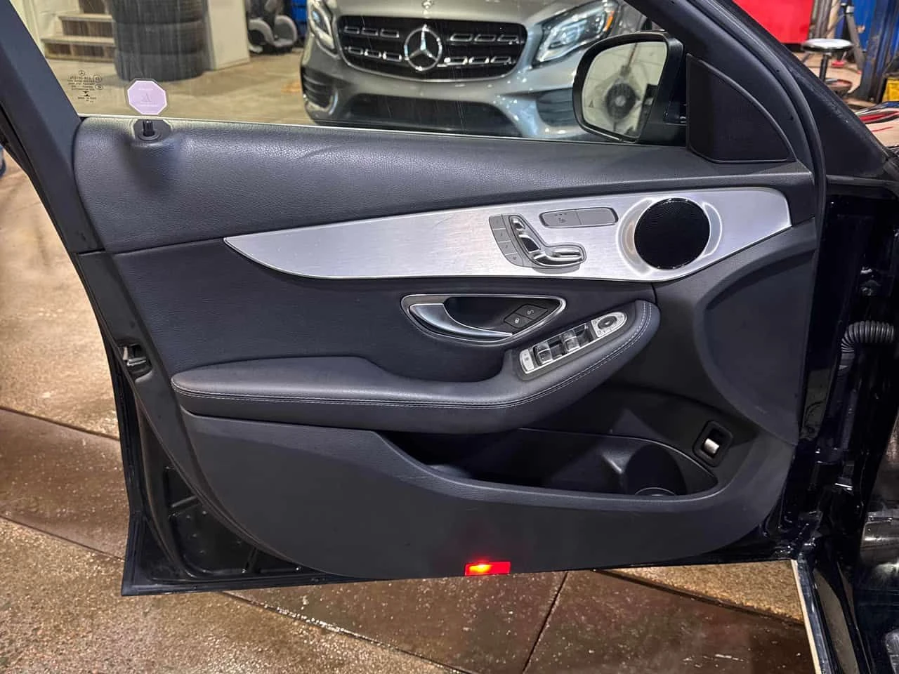 Mercedes-Benz C 300 * CARFAX * * KEYLESS ENTRY* * ПАНОРАМА* * ПОДГРЕВ*, снимка 12 - Автомобили и джипове - 54057411