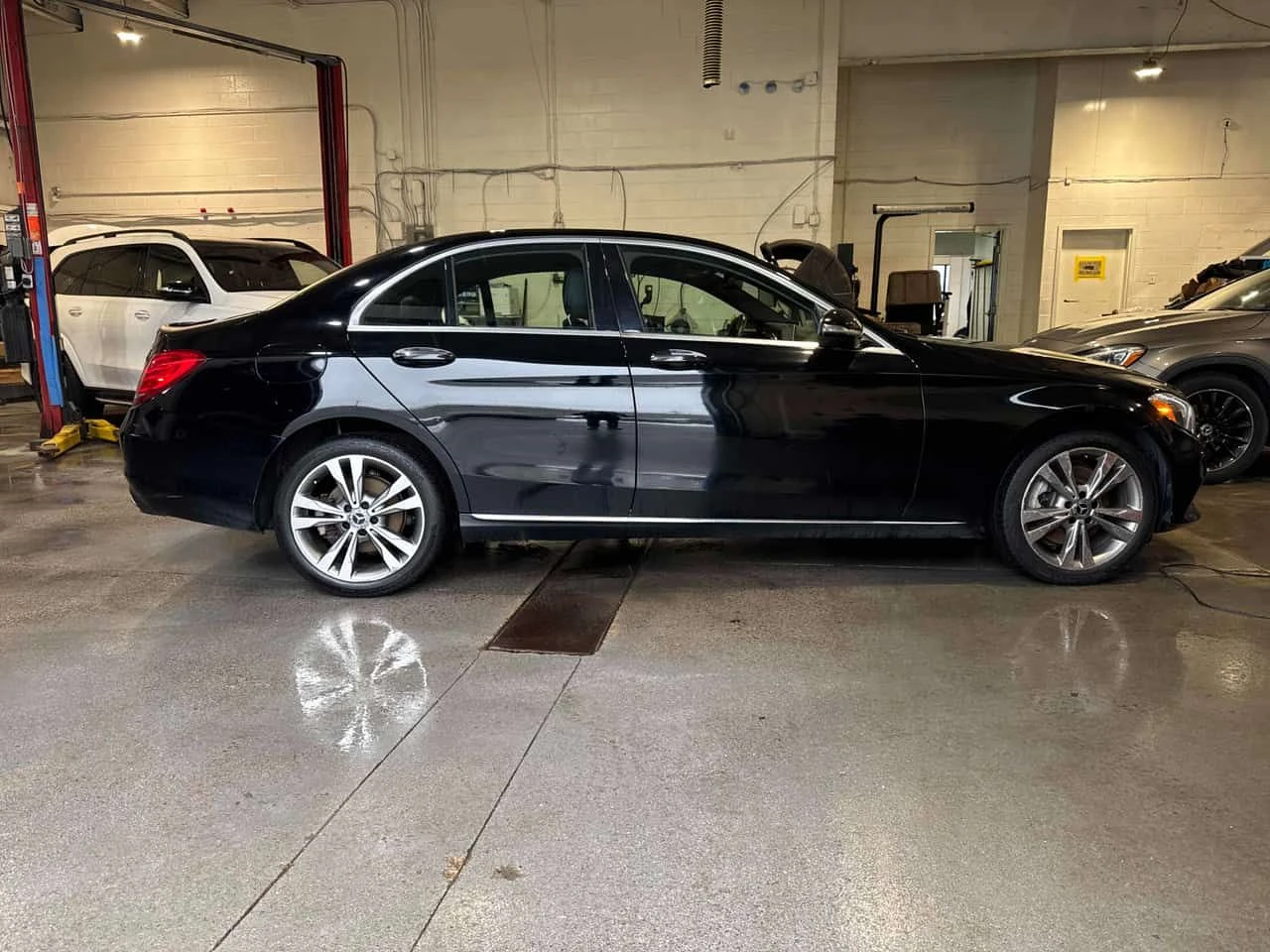 Mercedes-Benz C 300 * CARFAX * * KEYLESS ENTRY* * ПАНОРАМА* * ПОДГРЕВ*, снимка 3 - Автомобили и джипове - 54057411