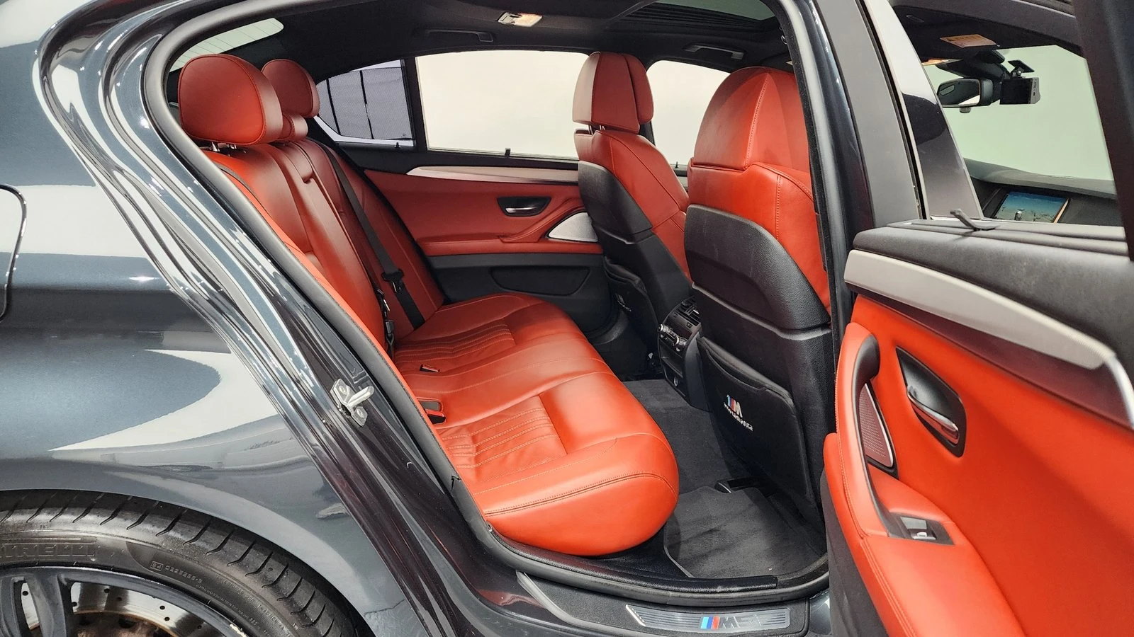 BMW M5 ЛЮК* HUD* 360* ПОДГРЕВ ВОЛАН* КРАЙНА ЦЕНА, снимка 12 - Автомобили и джипове - 55367140