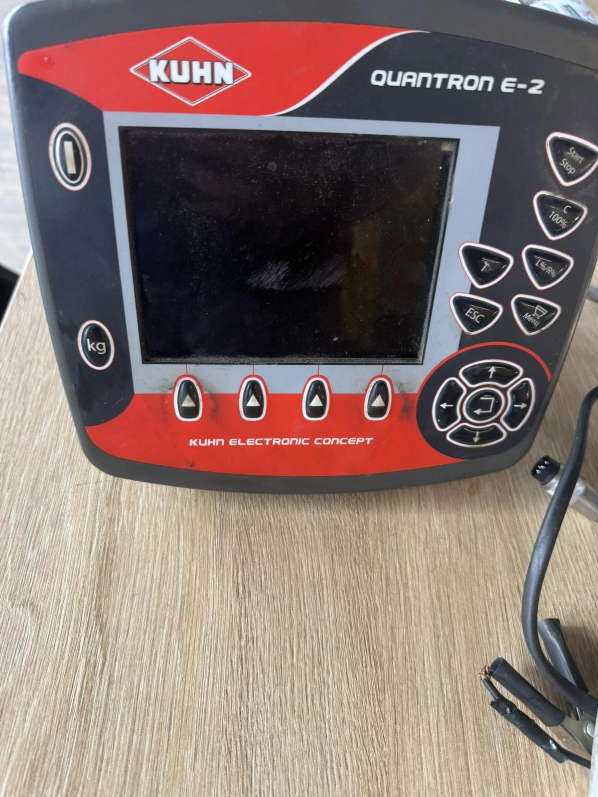 Торачка Kuhn Axis 40.1W с компютър QUANTRON E-2 + КАНТАР, снимка 7 - Селскостопанска техника - 53976517