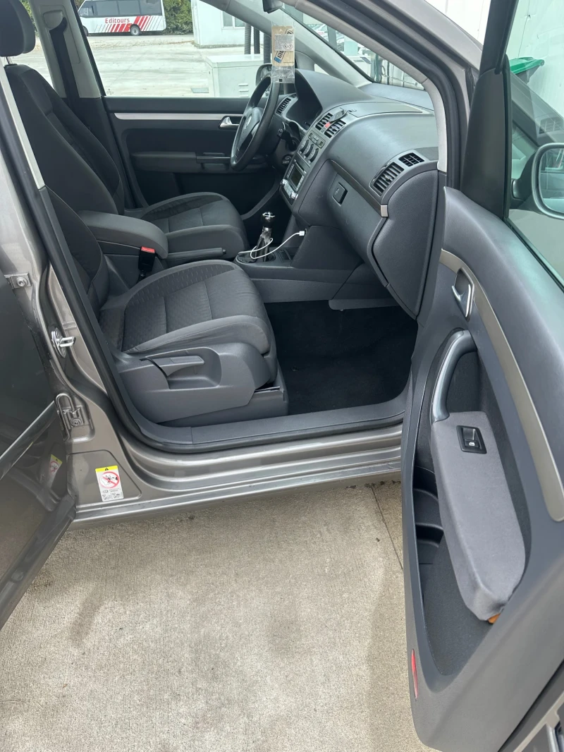 VW Touran 1.9, снимка 11 - Автомобили и джипове - 52408910