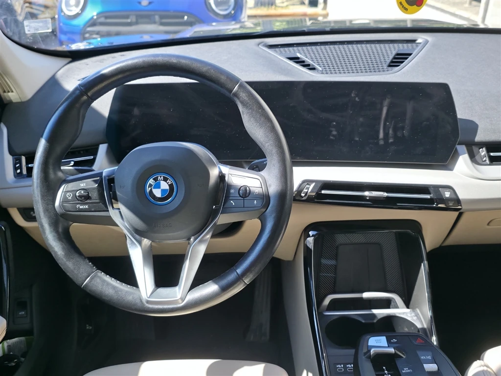 BMW iX1 xDrive30 - изображение 7