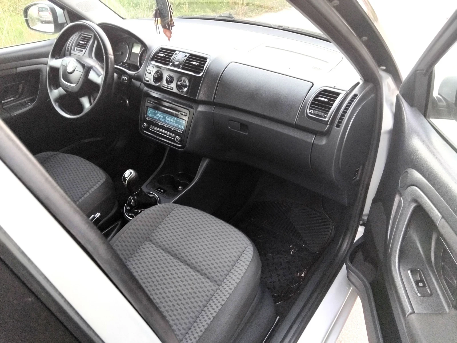 Skoda Fabia 1.2i.65k + КЛИМА + ГАЗОВ ИНЖЕКЦИОН. 2012г., снимка 9 - Автомобили и джипове - 54884168