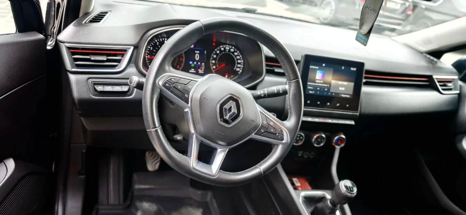Renault Clio 1.0 tCe, снимка 9 - Автомобили и джипове - 55403984