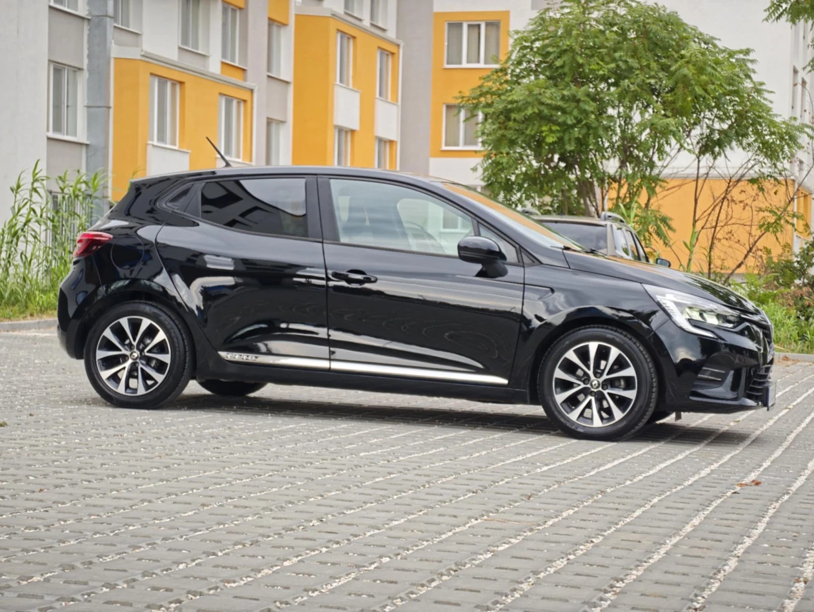 Renault Clio 1.0 tCe, снимка 4 - Автомобили и джипове - 55403984