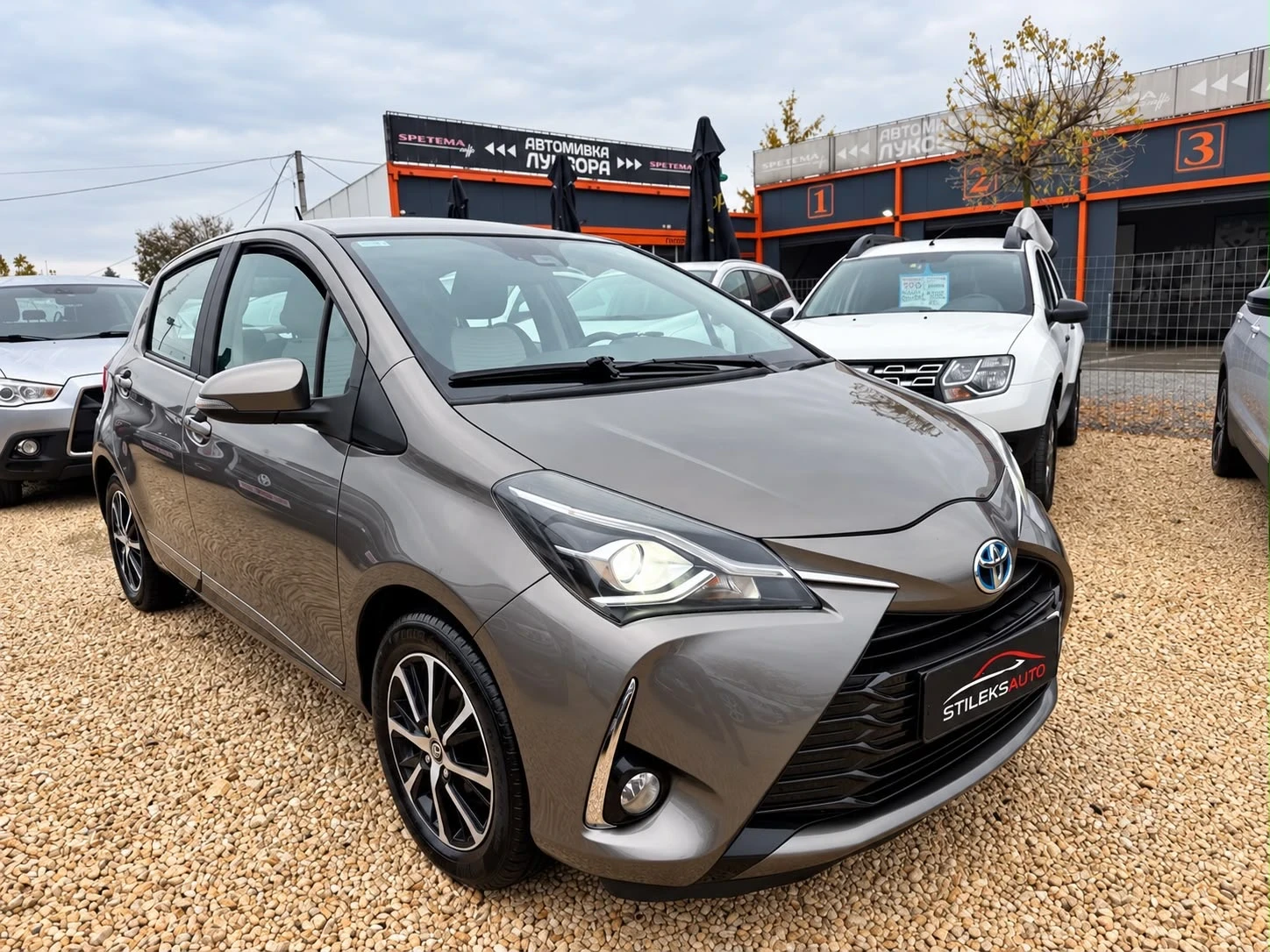 Toyota Yaris АВТОМАТИК-ХИБРИД, снимка 2 - Автомобили и джипове - 56746524