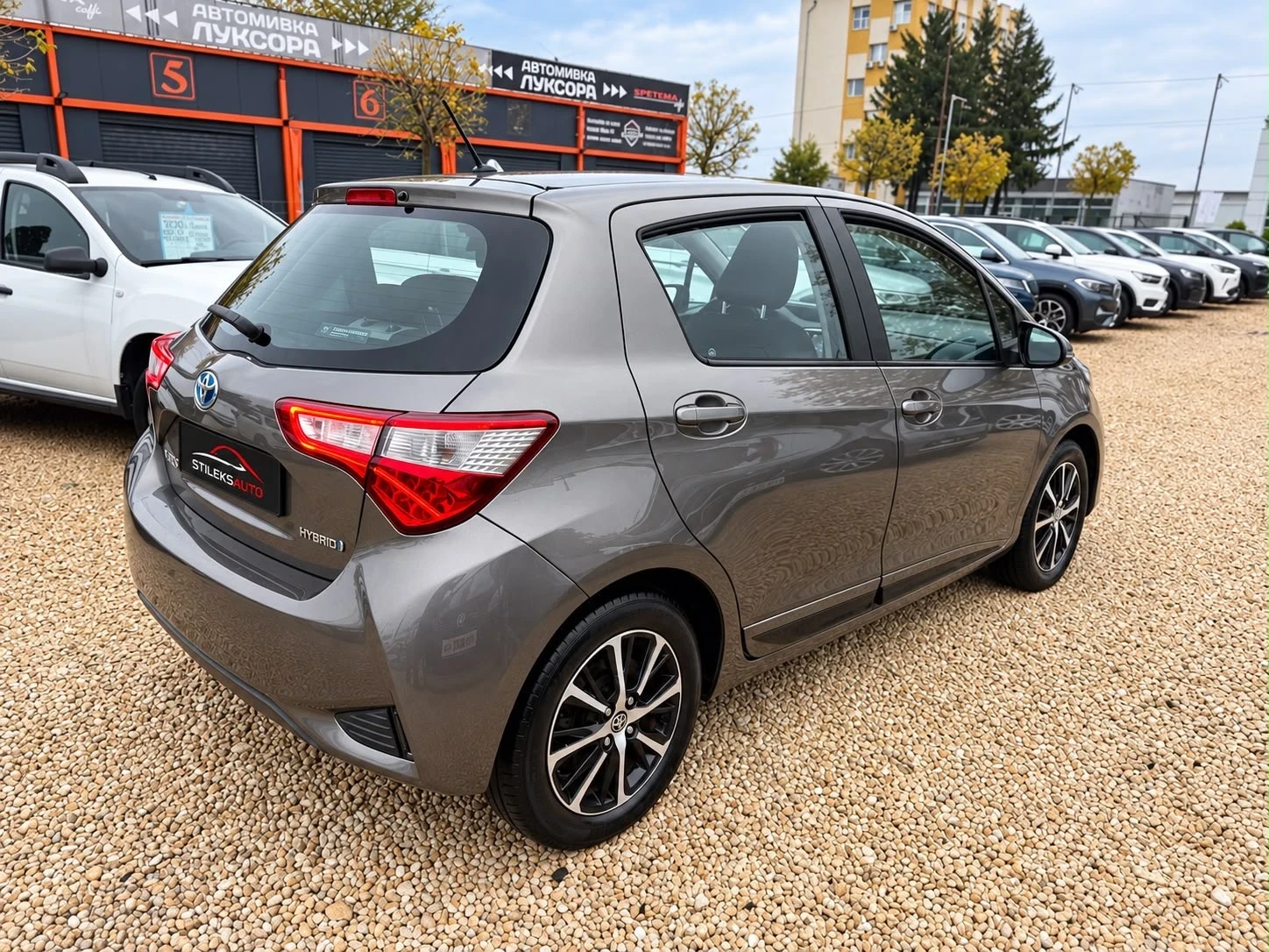 Toyota Yaris АВТОМАТИК-ХИБРИД, снимка 4 - Автомобили и джипове - 56746524
