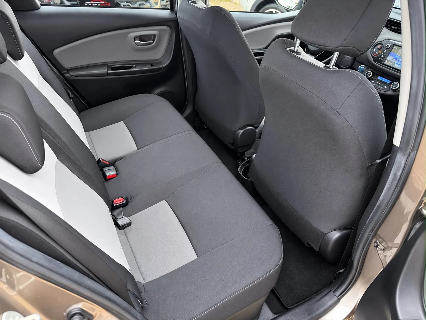 Toyota Yaris АВТОМАТИК-ХИБРИД, снимка 8 - Автомобили и джипове - 56746524