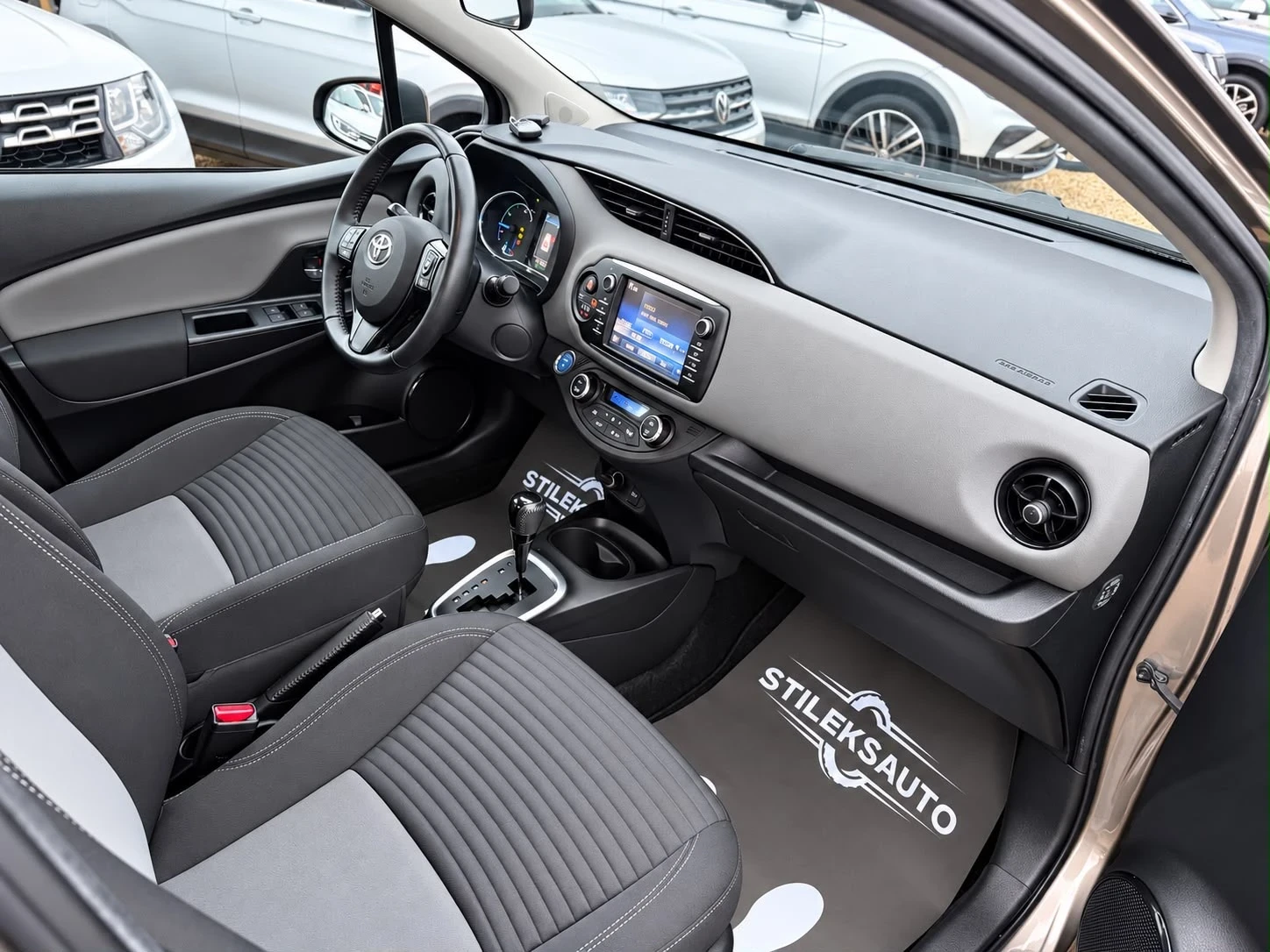 Toyota Yaris АВТОМАТИК-ХИБРИД, снимка 7 - Автомобили и джипове - 56746524