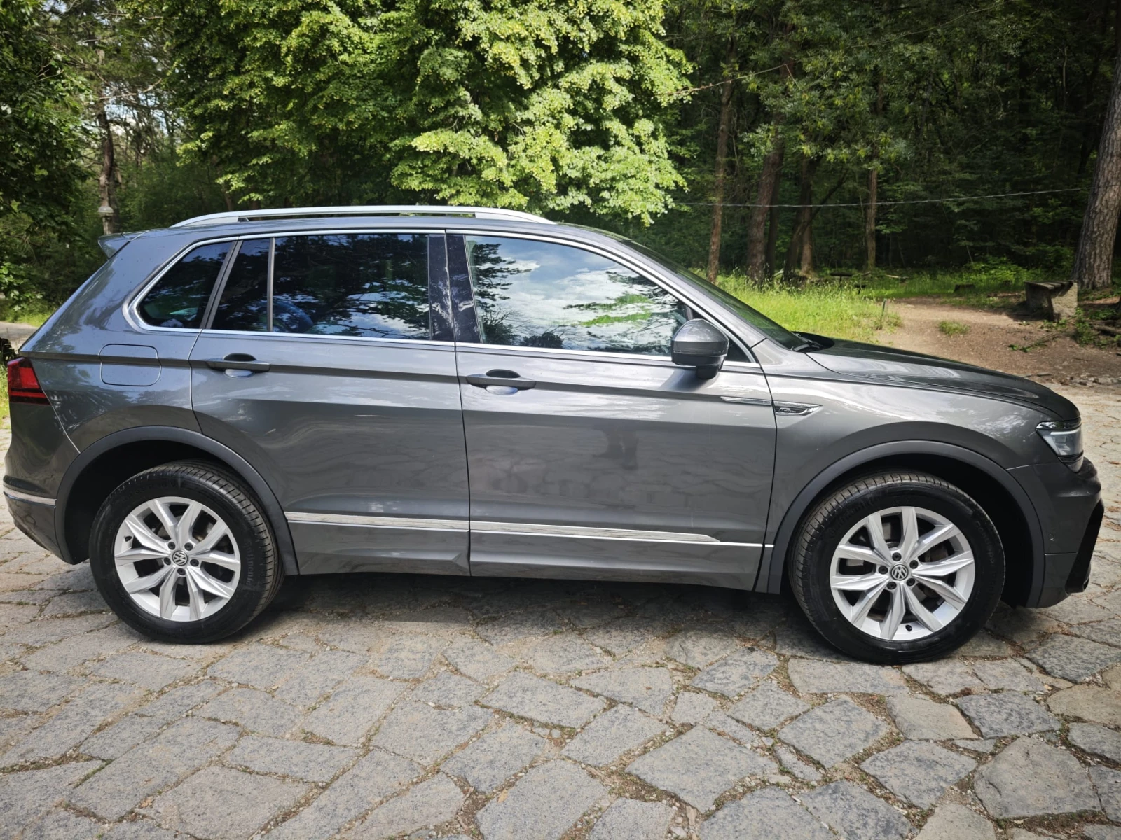 VW Tiguan 2.0 TDI 4MOTION R-Line, снимка 6 - Автомобили и джипове - 55143337