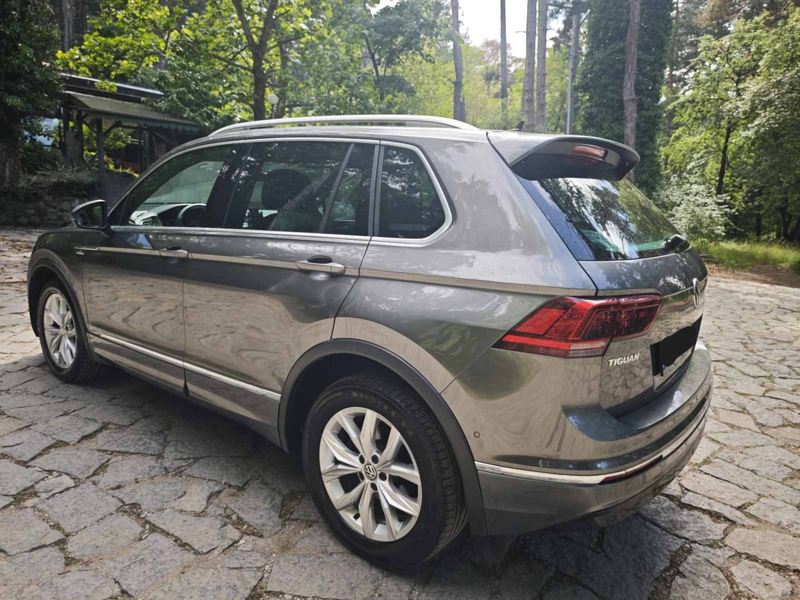 VW Tiguan 2.0 TDI 4MOTION R-Line, снимка 9 - Автомобили и джипове - 55143337
