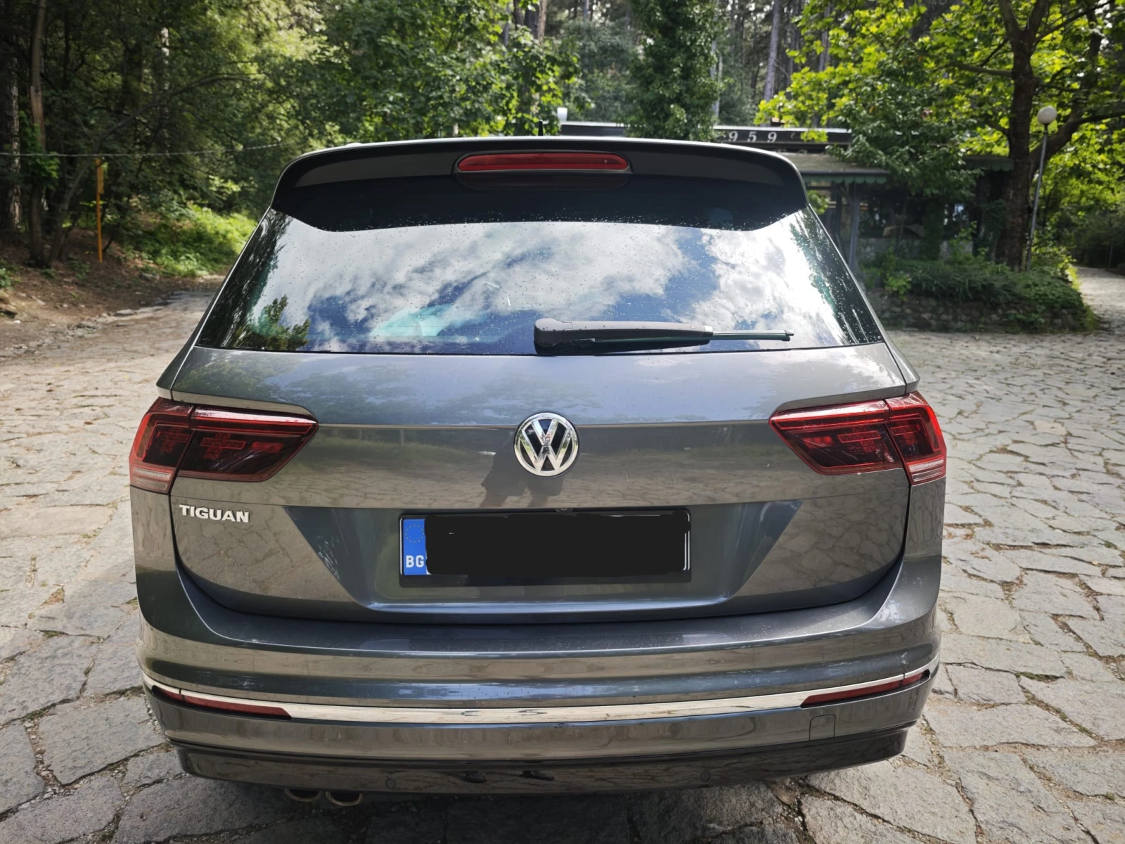 VW Tiguan 2.0 TDI 4MOTION R-Line, снимка 8 - Автомобили и джипове - 55143337