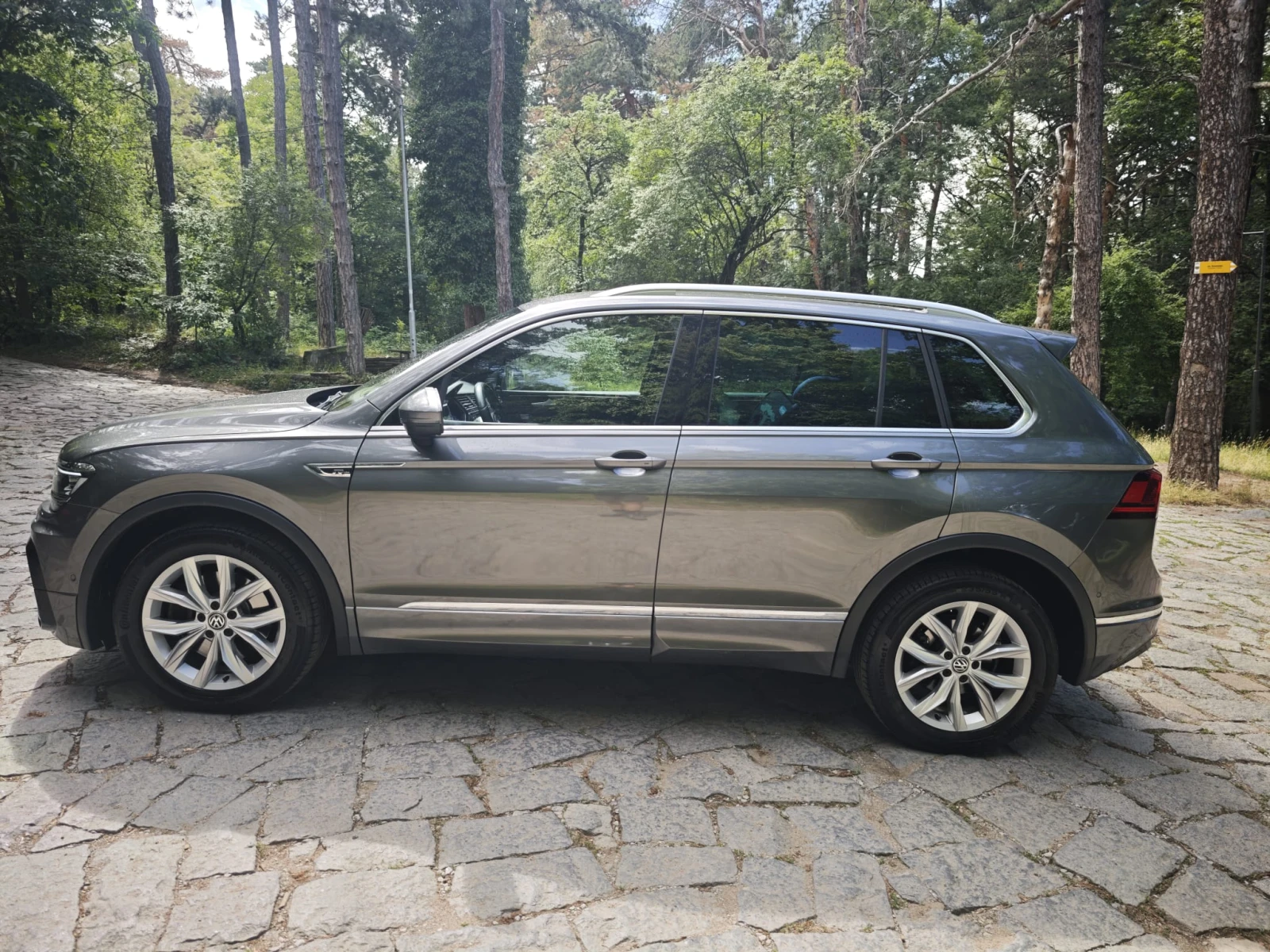 VW Tiguan 2.0 TDI 4MOTION R-Line, снимка 10 - Автомобили и джипове - 55143337