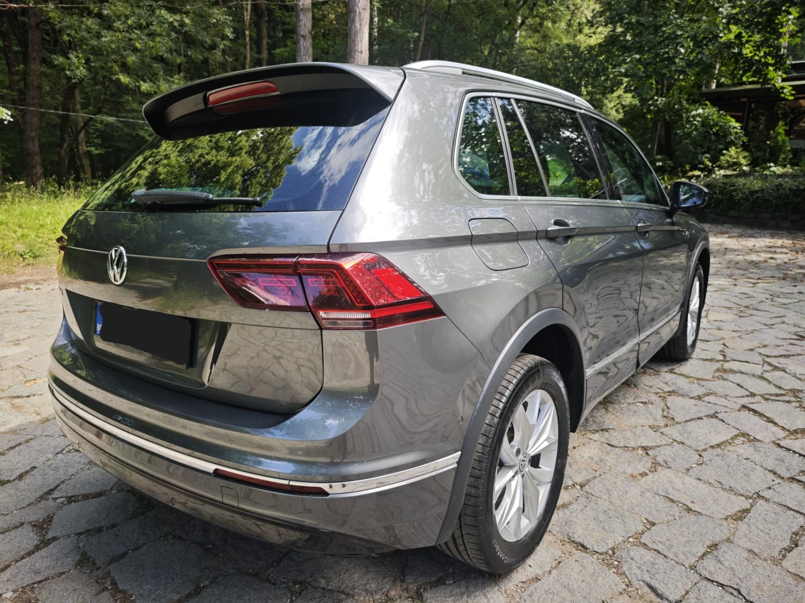 VW Tiguan 2.0 TDI 4MOTION R-Line, снимка 7 - Автомобили и джипове - 55143337