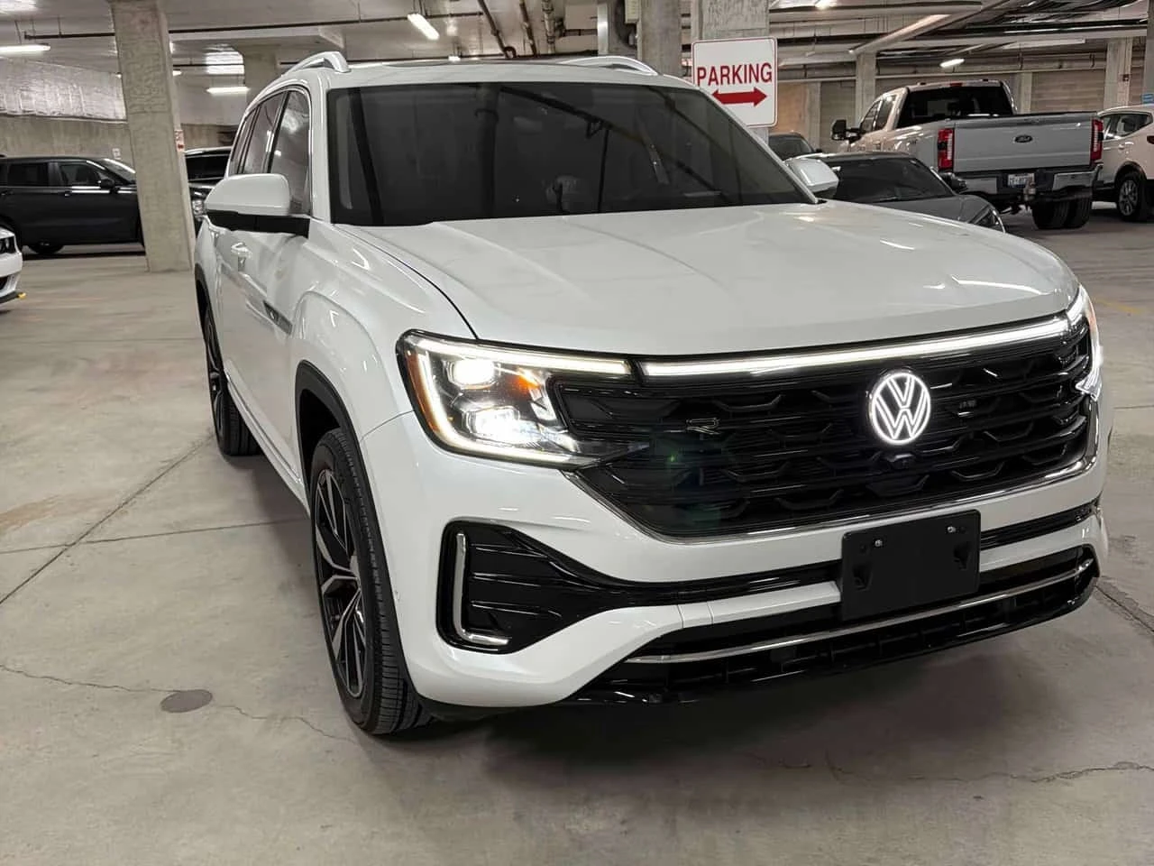 VW Atlas * Execline * CARFAX * ОБДУХВАНЕ * ПАНО * 6 МЕСТА *, снимка 15 - Автомобили и джипове - 56224984
